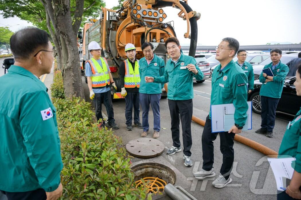본문 이미지 - 노관규 순천시장이 9일 여름철 집중호우를 대비해 현장점검을 실시하고 있다.(순천시 제공. 재판매 및 DB 금지)