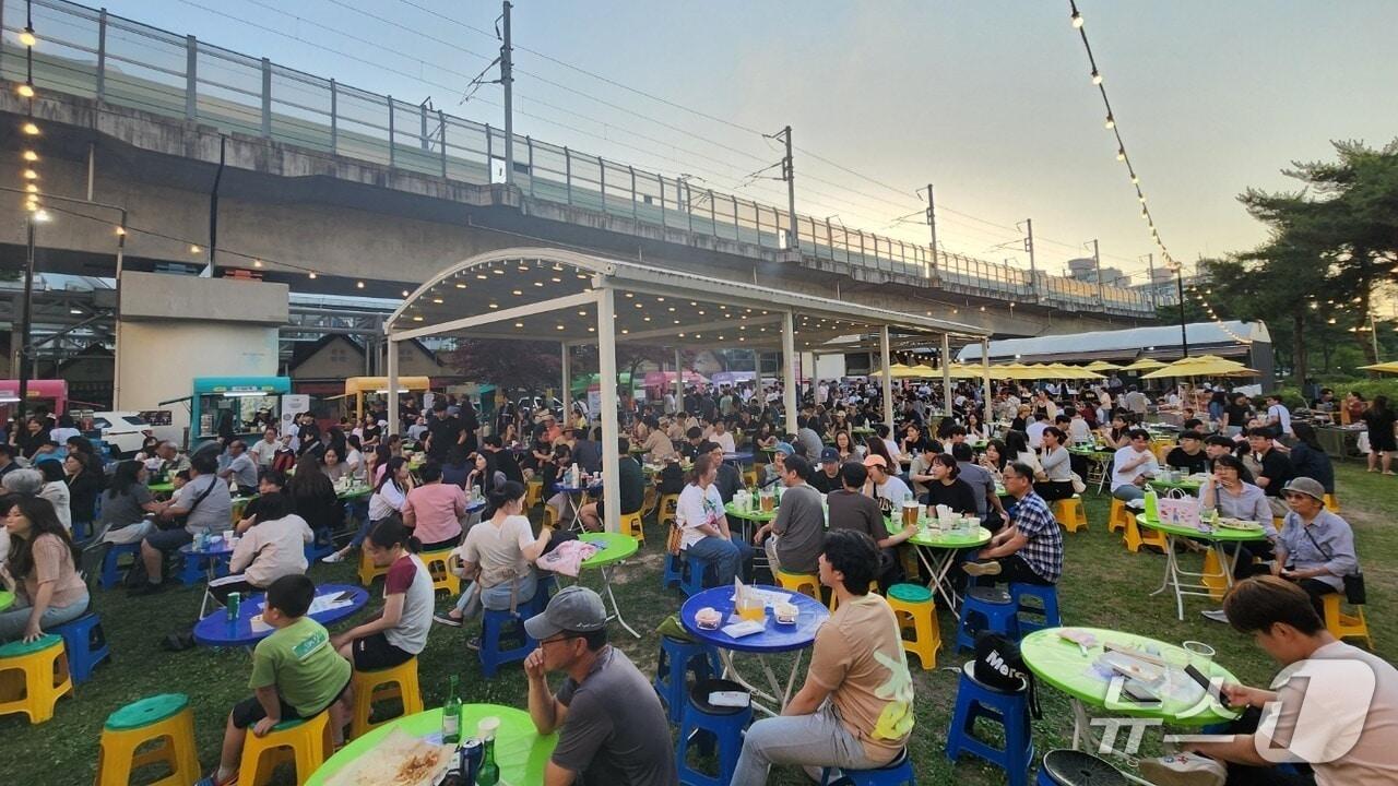 본문 이미지 - 춘천풍물야시장.&#40;춘천시 제공, 재판매 및 DB금지&#41;