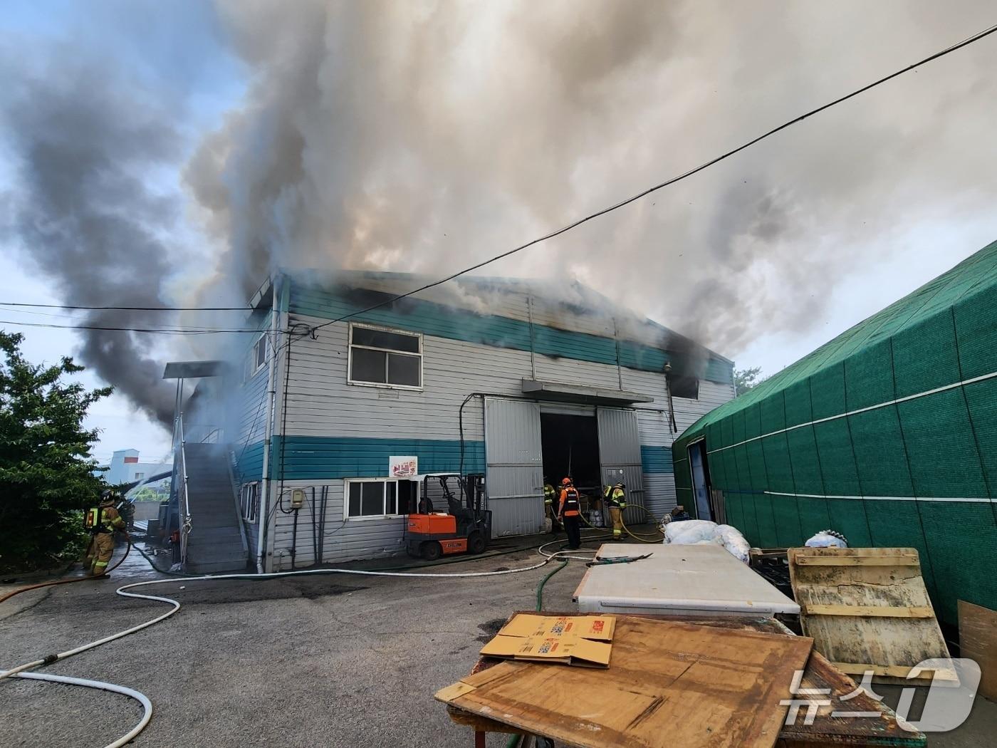 본문 이미지 - 9일 오후 부산 강서구 강동동 공장 화재 현장.(부산소방재난본부 제공. 재판매 및 DB 금지)