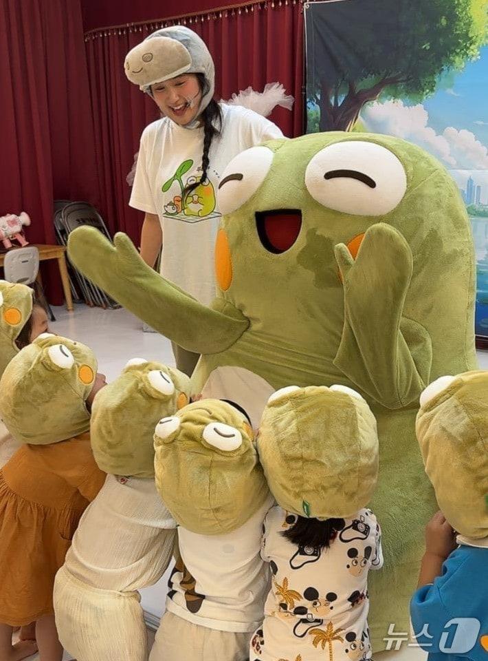 본문 이미지 - 대구 수성구는 9일 대표 캐릭터 '뚜비'가 어린이집과 유치원 100여곳을 방문해 환경 보호 중요성을 알리는 공연을 펼친다고 밝혔다. 사진은 지난해 선보인 뚜비의 공연 모습.(대구 수성구 제공.재판매 및 DB 금지)