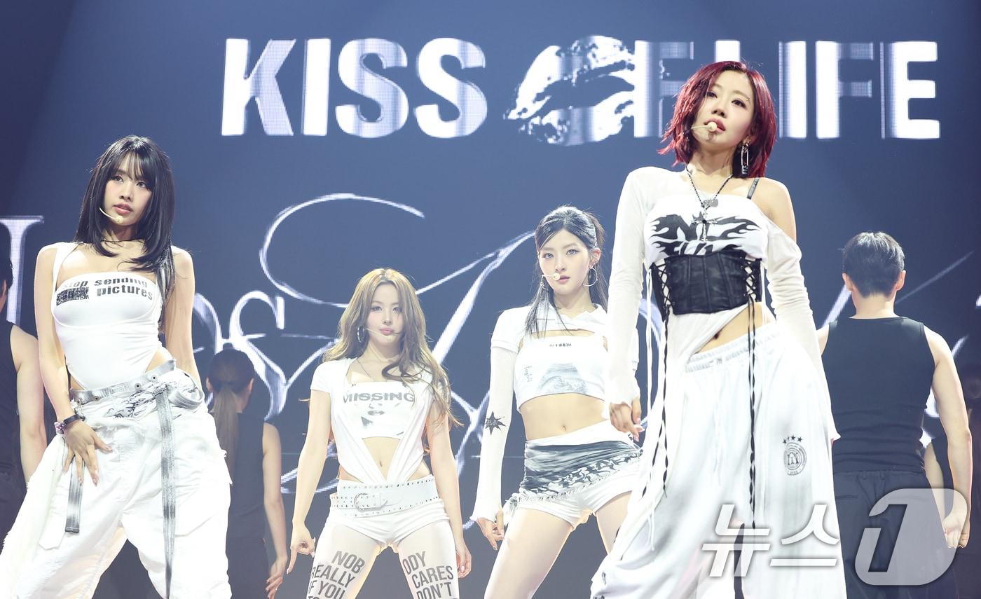걸그룹 키스오브라이프(KISS OF LIFE) 쥴리가 9일 서울 광진구 예스24라이브홀에서 가진 미니 4집 앨범 ‘224’(투투포) 쇼케이스에서 ‘Lips Hips Kiss’를 열창하고 있다. 2025.6.9/뉴스1 ⓒ News1 권현진 기자
