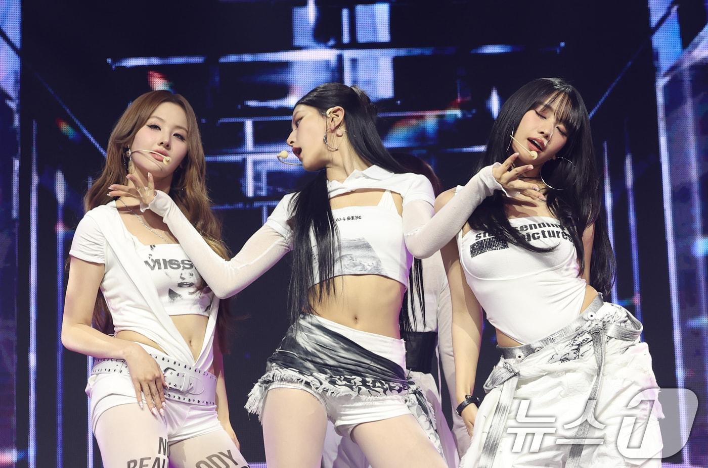 본문 이미지 - 걸그룹 키스오브라이프(KISS OF LIFE) 벨(왼쪽부터)과 하늘, 나띠가 9일 서울 광진구 예스24라이브홀에서 가진 미니 4집 앨범 ‘224’(투투포) 쇼케이스에서 ‘Lips Hips Kiss’를 열창하고 있다. 2025.6.9/뉴스1 ⓒ News1 권현진 기자