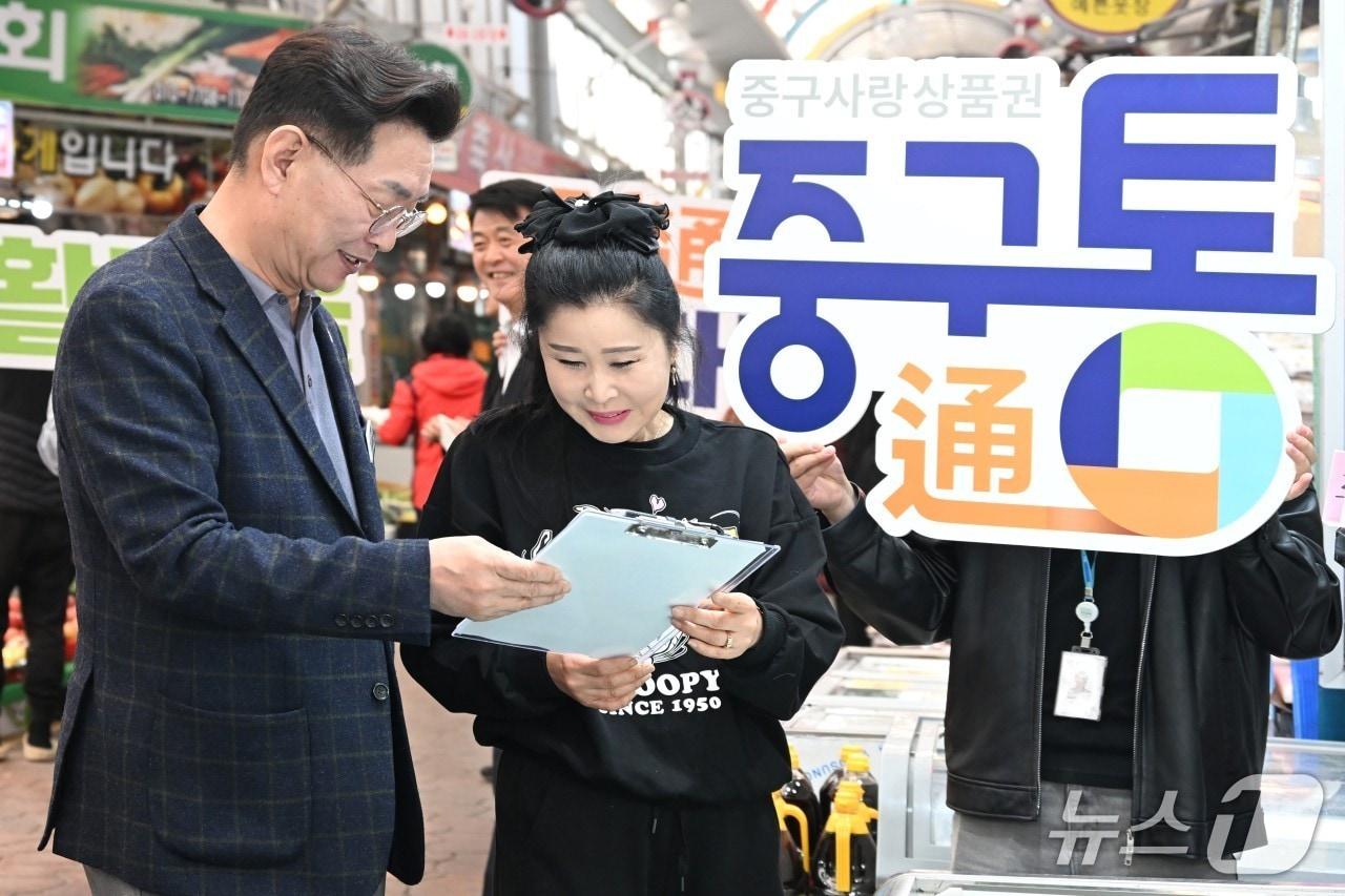 본문 이미지 - 김제선 중구청장이 &#39;중구통&#39; 홍보를 하고 있다.&#40;중구 제공 .재판매 및 DB금지&#41;/뉴스1