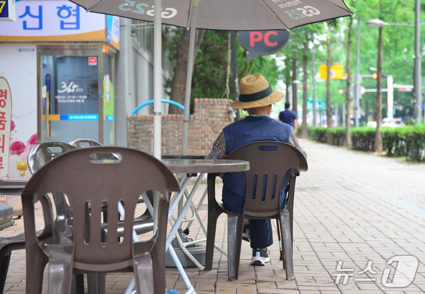 9일 오후 대구 수성구의 한 편의점 앞 파라솔 아래에서 한 노인이 휴식을 취하고 있다.2025.6.9/뉴스1 ⓒ News1 이성덕 기자