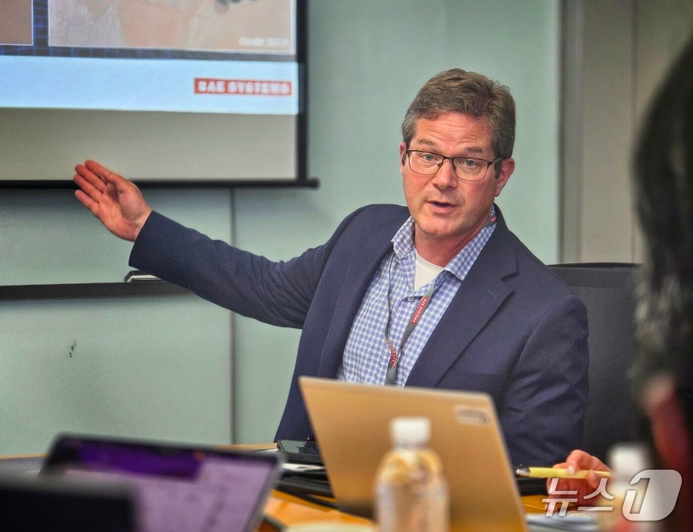 본문 이미지 - 미국 해양대기청(NOAA) 연구교수를 지낸 데니스 닉스 BAE 시스템즈 위성탑재시스템(SMS) 디렉터(화학·대기과학 박사)가 9일 서울 용산구 BAE 시스템즈 한국 지사에서 취재진 질문에 답하고 있다. ⓒ 뉴스1