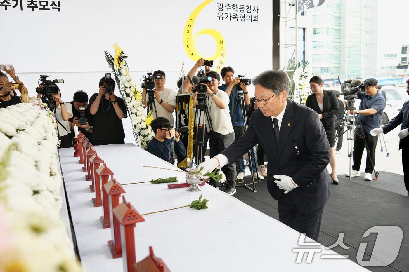 강기정 광주시장이 9일 동구청에서 열린 학동 4구역 재개발 붕괴참사 4주기 추모식에 참석해 헌화하고 있다. &#40;광주시 제공. 재판매 및 DB 금지&#41; 2025.6.9/뉴스1 