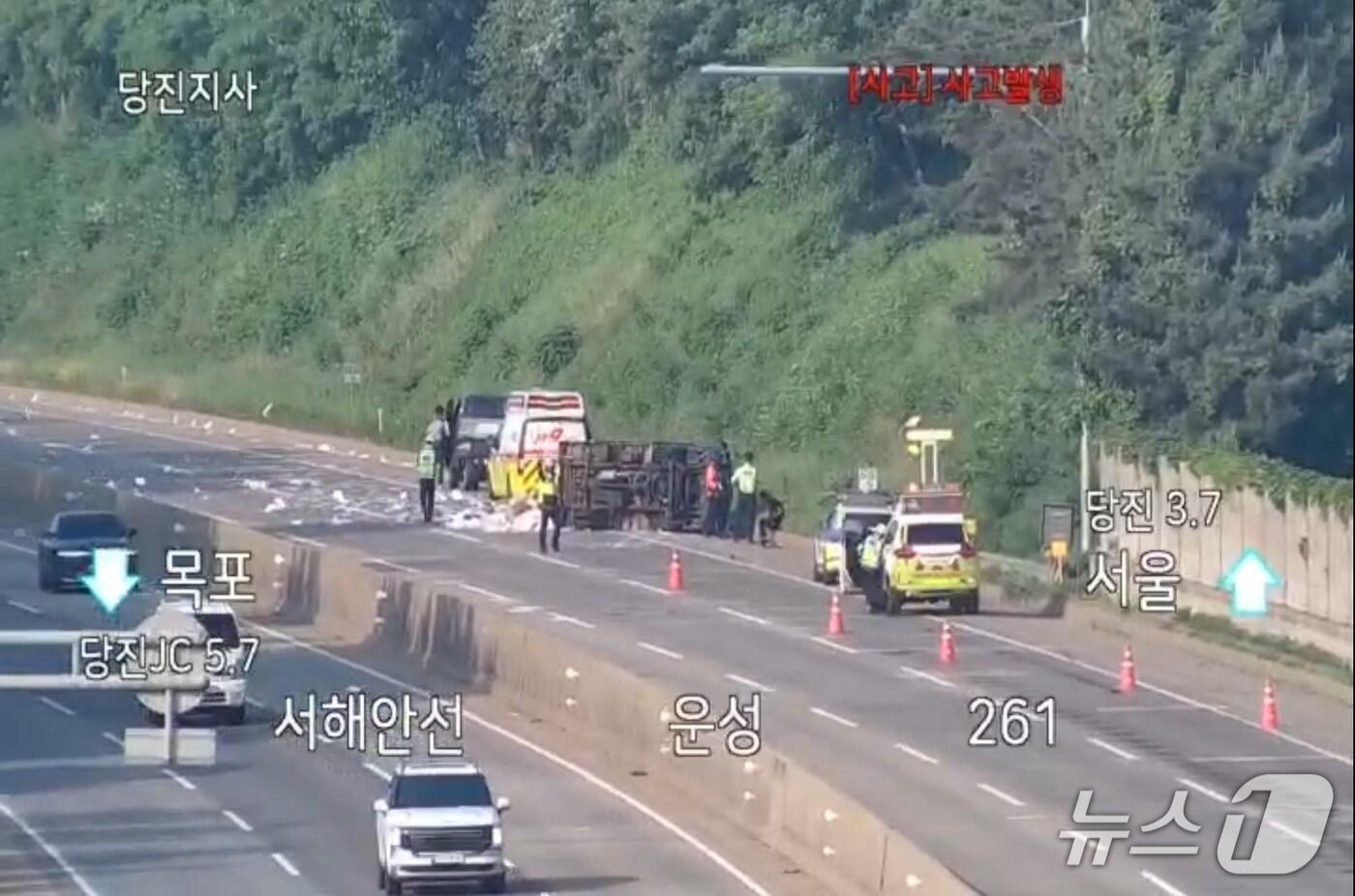  당진 서해안고속도로 화물차 전도 현장. (도로공사 CCTV 갈무리, 재판매 및 DB금지) / 뉴스1