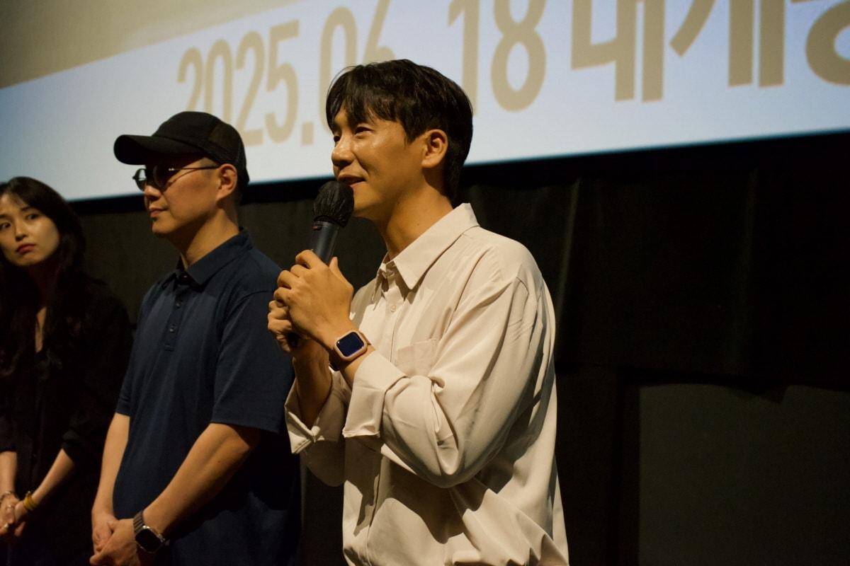 본문 이미지 - 영화의 프로듀서겸 주연배우인 김호원 배우가 인사하고 있다. 사진=배급사 봄베씨네 제공