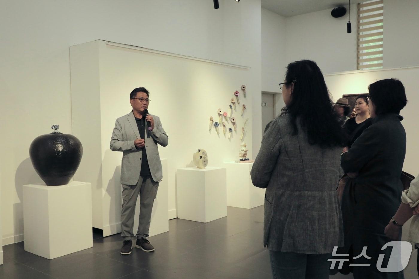 울산현대도예가회(회장 허진규)가 올해 창립을 기념하는 첫 전시를 9일 울산 울주군 웅촌문화복지센터 전시장 1층에서 열었다.2025.6.9./뉴스1 김세은 기자