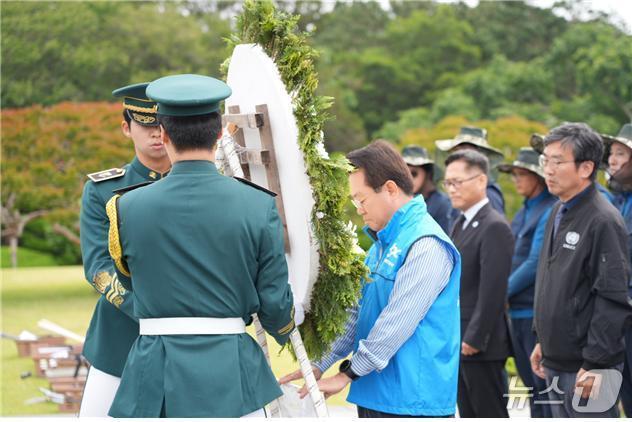 본문 이미지 - 안병길 해진공 사장이 유엔기념공원 추모관에서 봉사활동에 앞서 호국영령에 참배를 하고 있다.(한국해양진흥공사 제공)