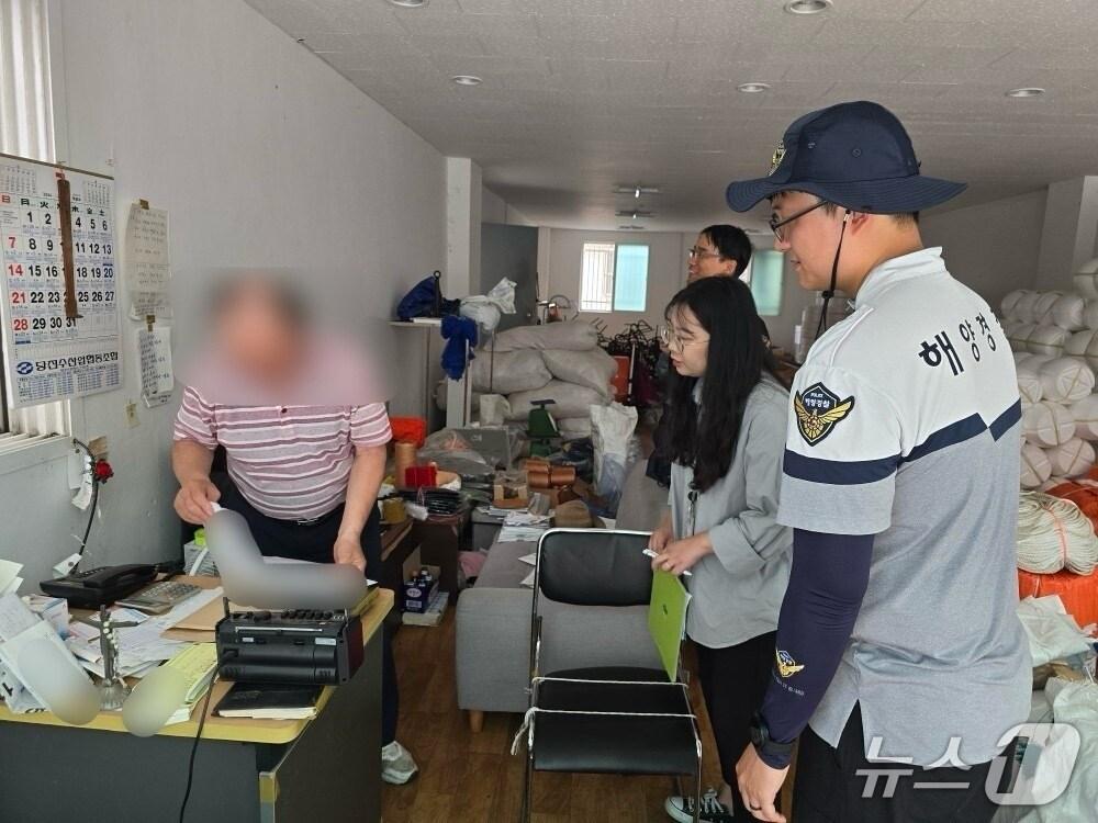 본문 이미지 - 평택 해양경찰관이  폐어구 불법투기 예방 활동에 나서고 있다(평택해경 제공)