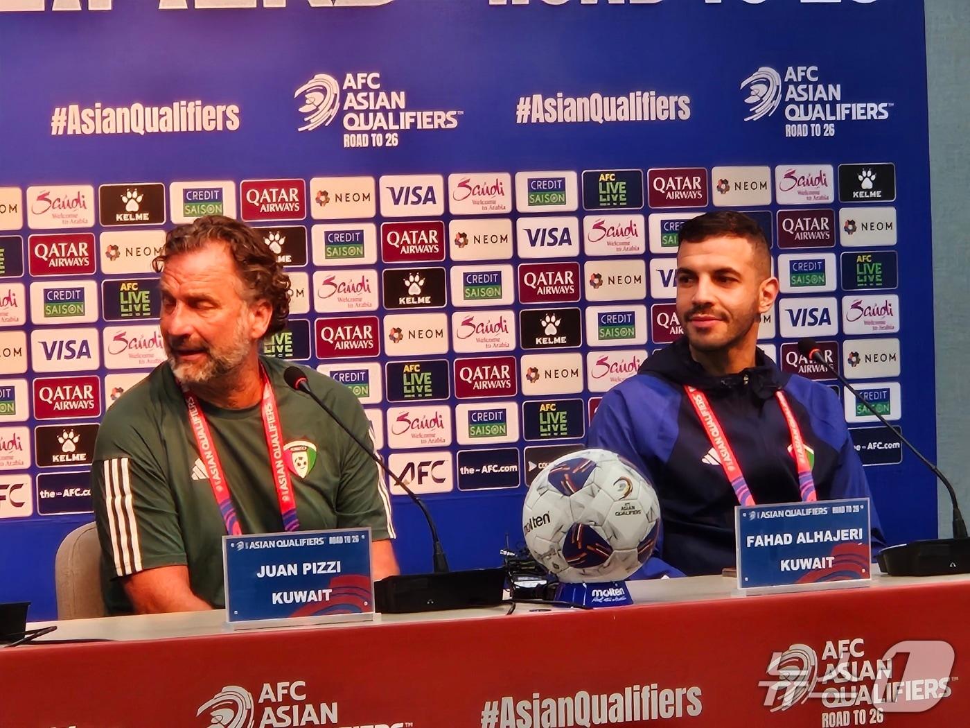 본문 이미지 - 안토니오 피치 쿠웨이트 감독과 주장 파하드 알하제리ⓒ News1 안영준 기자 