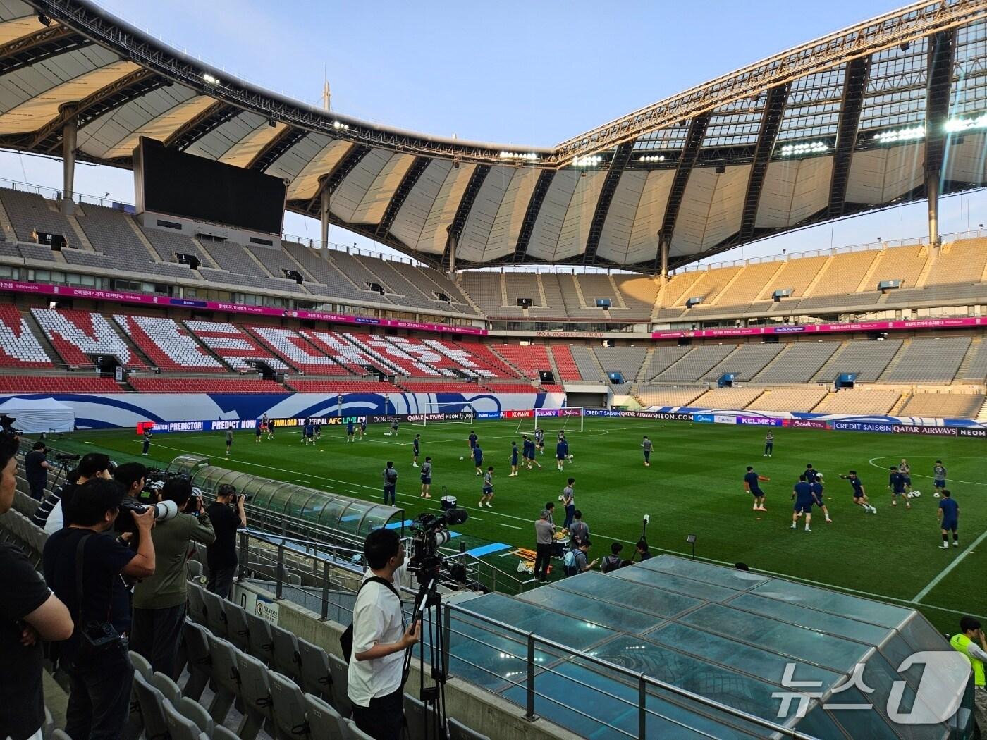 본문 이미지 - &#39;WE대한&#39; 카드섹션이 준비된 경기장에서 최종훈련에 돌입한 홍명보호 ⓒ News1 안영준 기자
