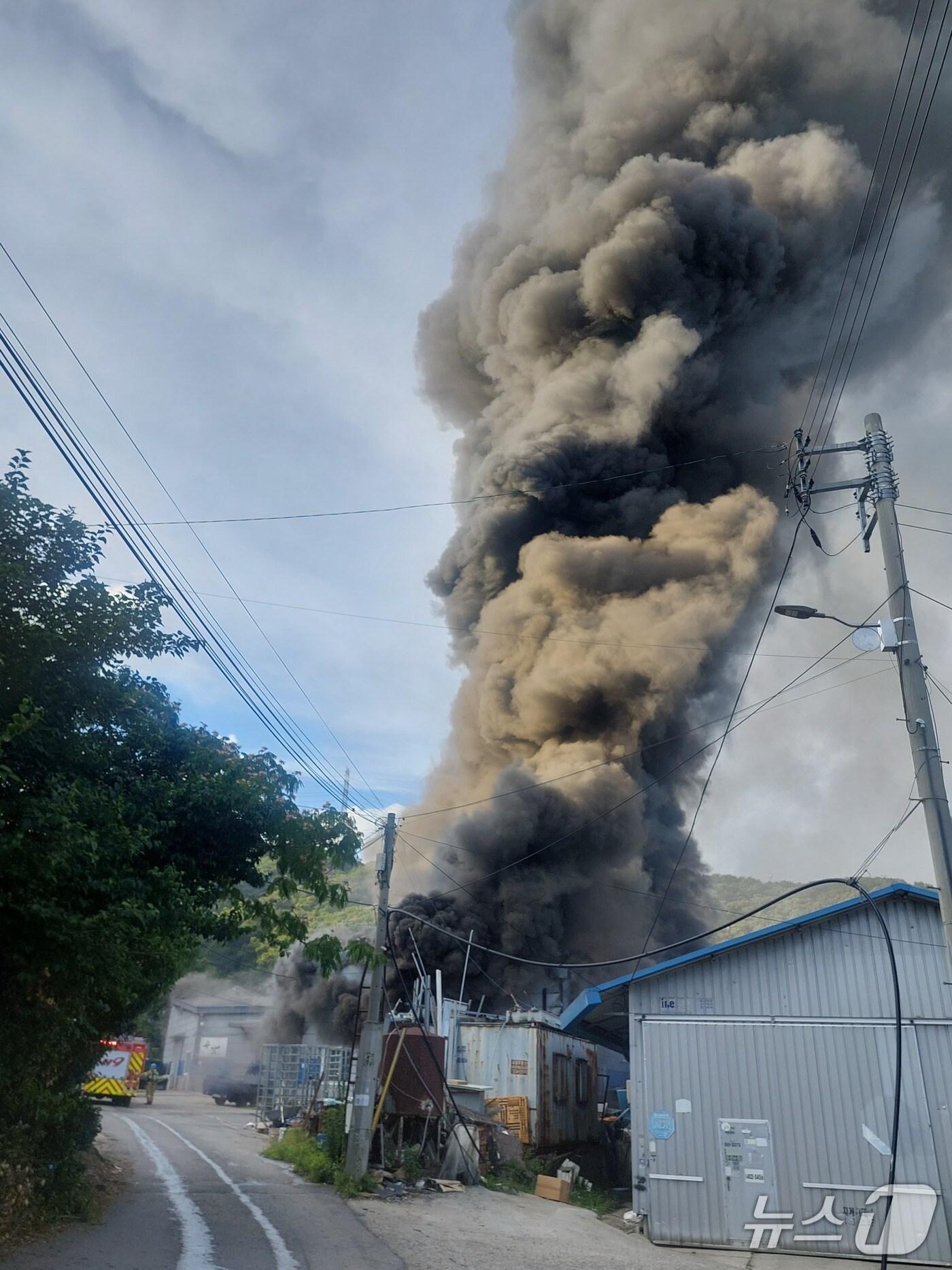본문 이미지 - 경기 안산시 상록구 냉동식품 창고 화재&#40;경기도소방재난본부 제공. 재판매 및 DB 금지&#41;/뉴스1 