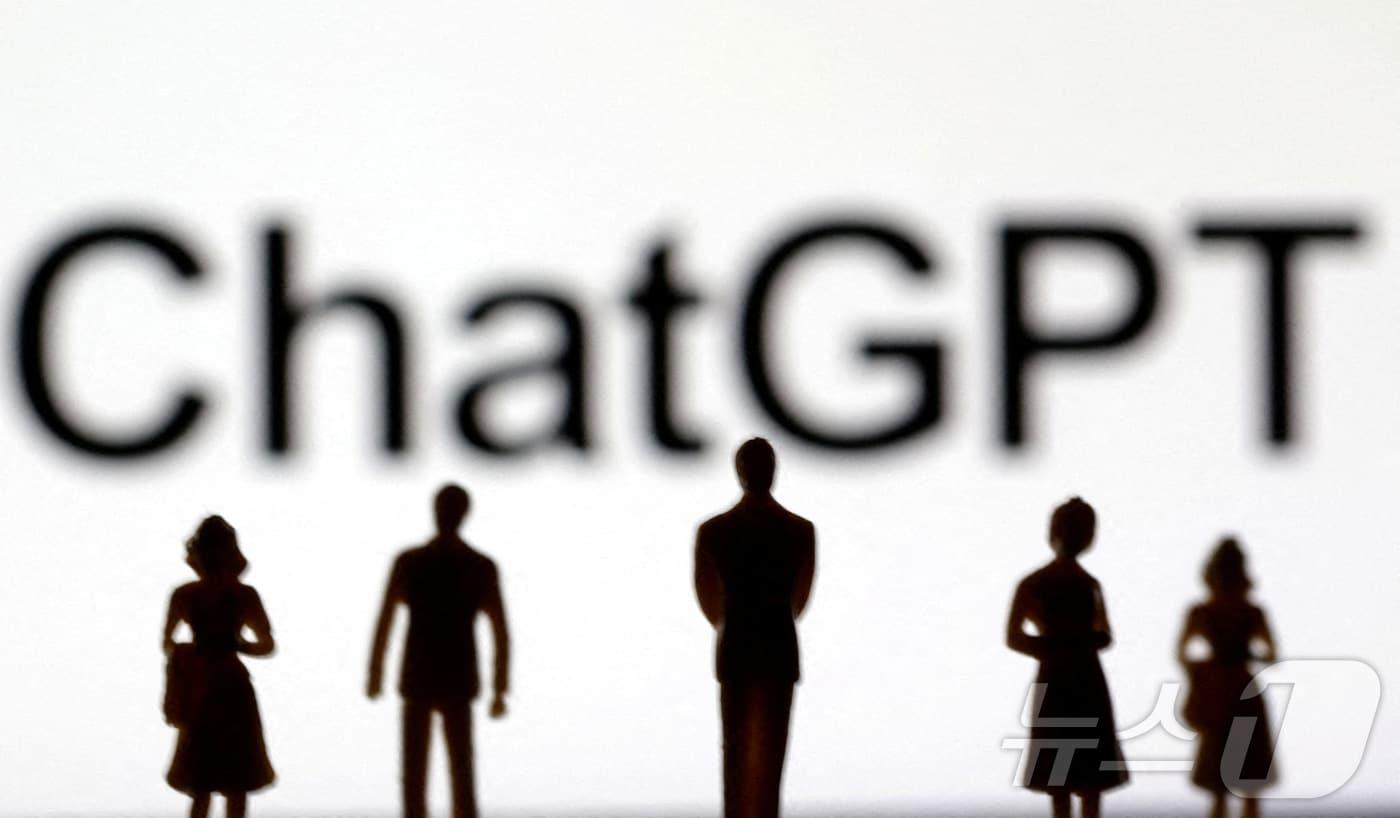 챗지피티 로고와 미니어처. ⓒ 로이터=뉴스1 ⓒ News1 김경민 기자