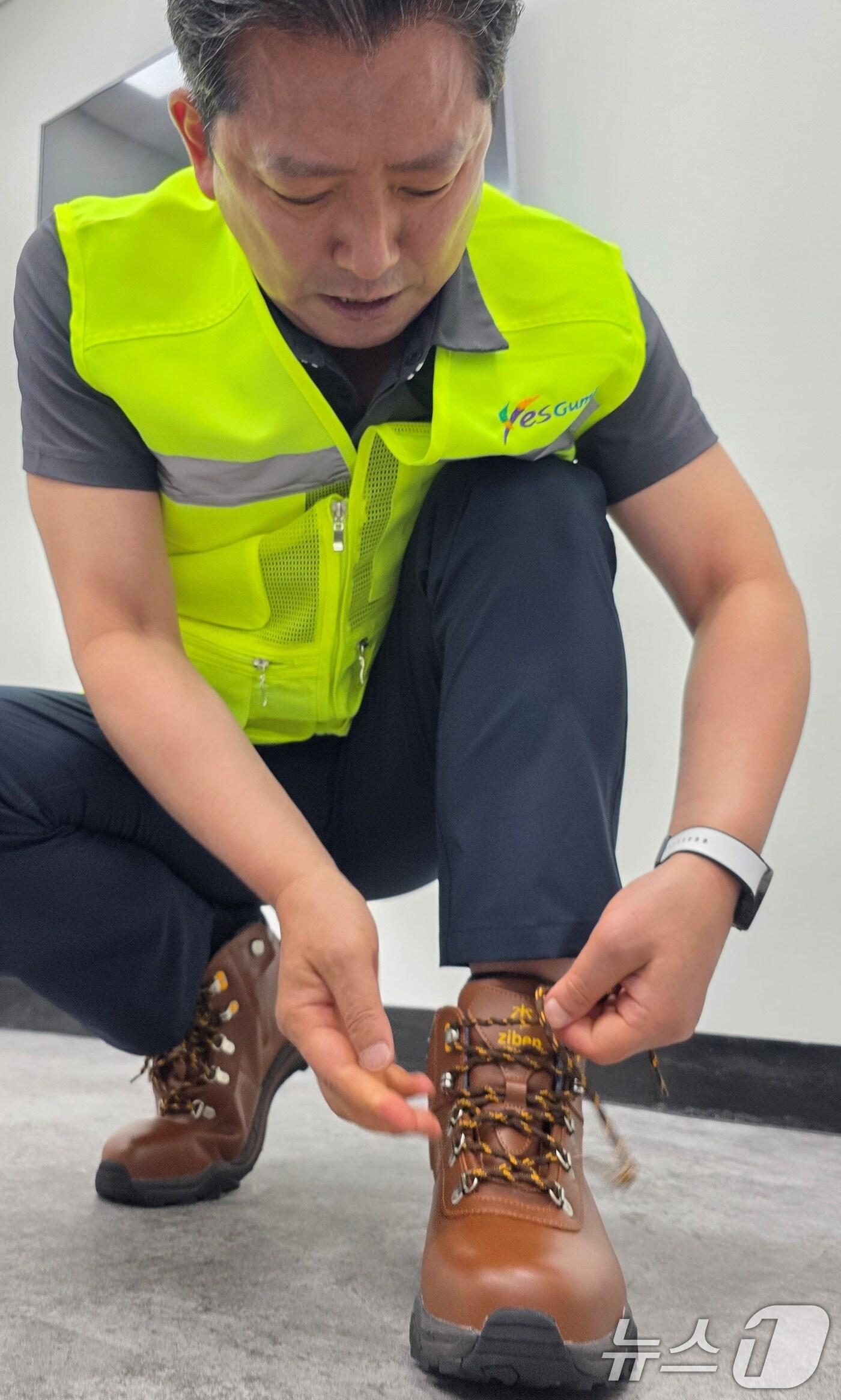 본문 이미지 - 김장호 구미시장이 민선 8기 3주년을 맞은 1일 오전 도량동 환경관리원 전용시설에서 재활용품 수거 작업에 나서기 전 환경관리원 복장으로 갈아입고 신발끈을 조이고 있다.  2025.7.1/뉴스1 ⓒ News1 정우용 기자