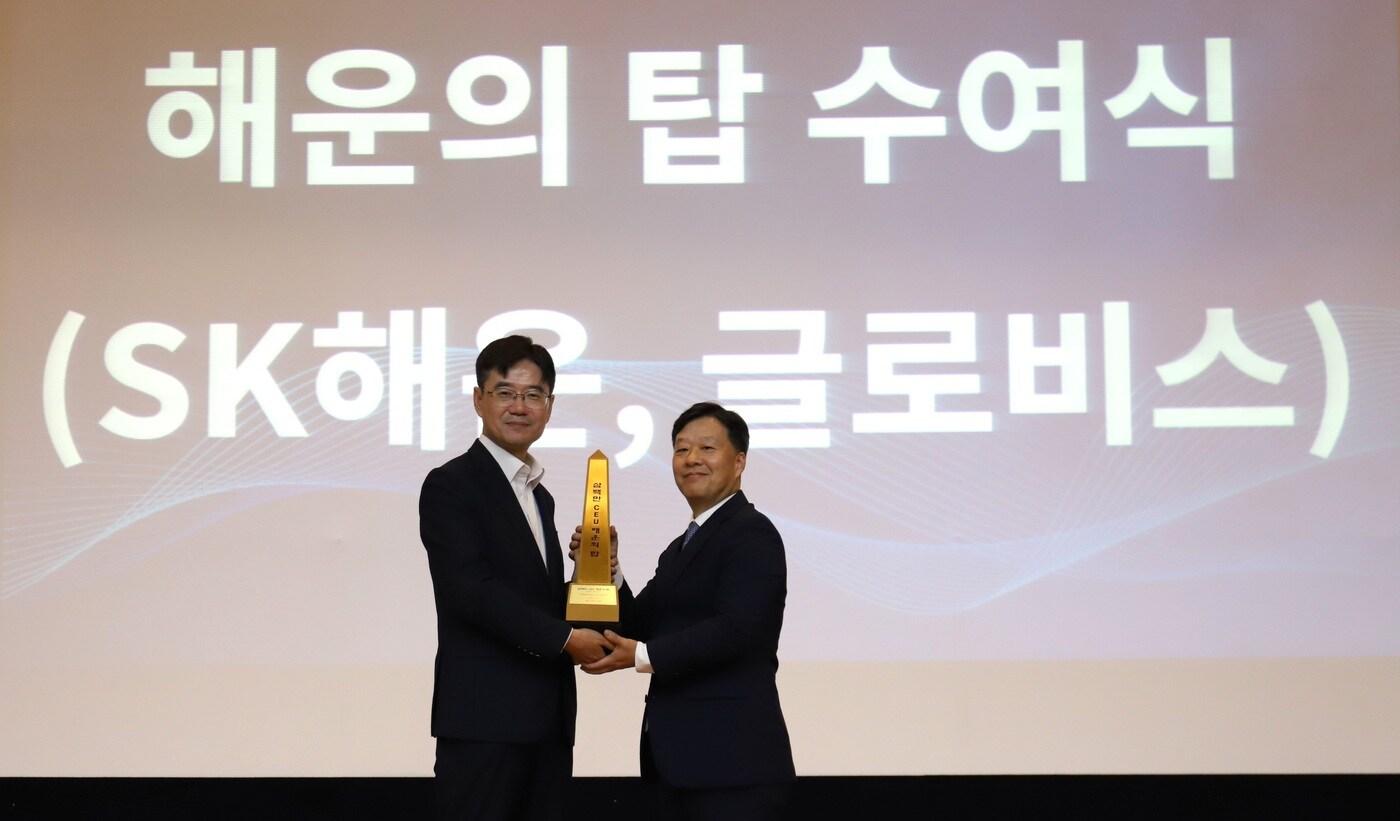 현대글로비스는 지난달 27일 개최된 해운선사 사장단 연찬회에서 '300만CEU 해운의 탑'을 수상했다. 김정석 현대글로비스 해운사업부장(오른쪽)이 허만욱 해양수산부 해운물류국장으로부터 수상하고 있는 모습.(현대글로비스 제공)