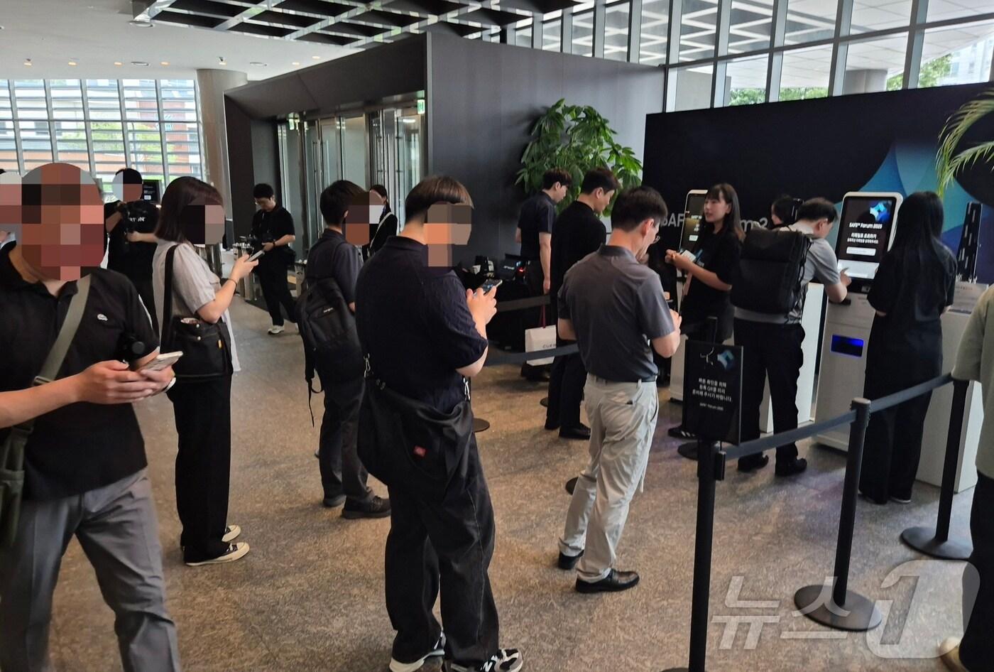 삼성파운드리포럼(SFF)·세이프(SAFE)포럼 한국 행사가 열린 1일 서울 서초동 삼성금융캠퍼스에서 파트너사 관계자들이 북적이고 있다. 2025.7.1/뉴스1 ⓒ News1 최동현 기자