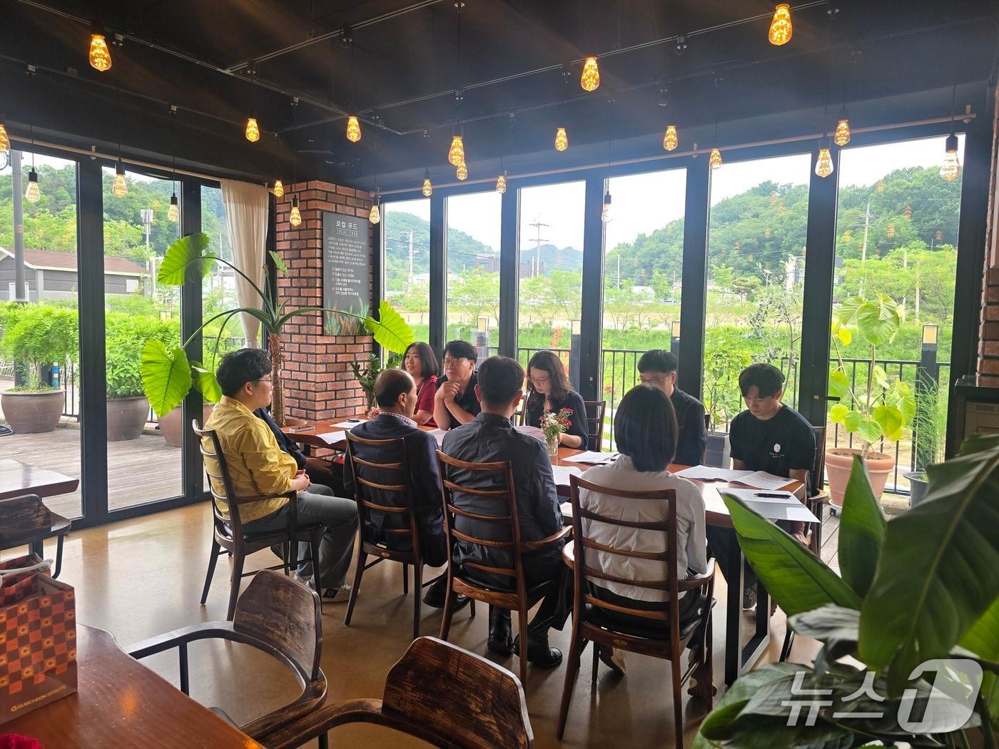 본문 이미지 - 옥천군 로컬푸드직매장을 찾은 강원도 양양군 관계자들. &#40;옥천군 제공, 재판매 및 DB금지&#41; /뉴스1