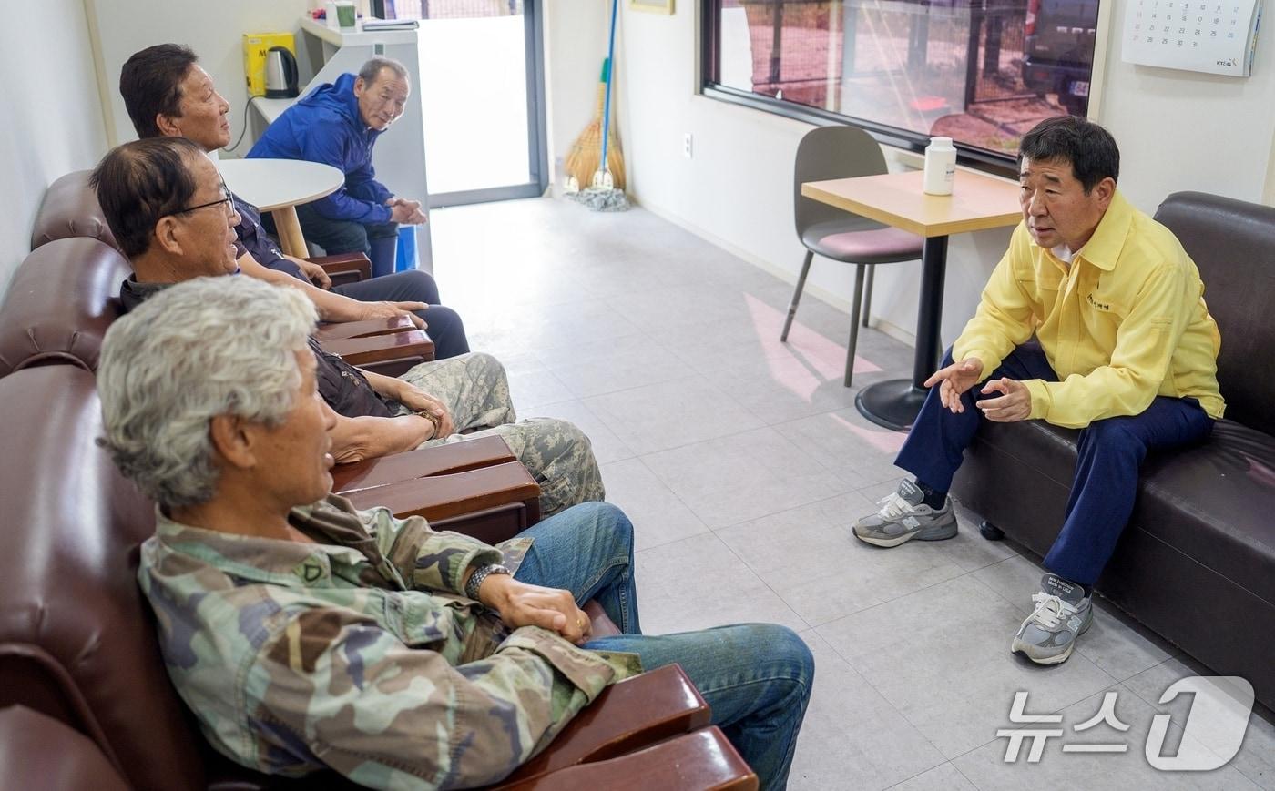 이재영 충북 증평군수가 하천 근로자 쉼터를 찾아 근로자들과 환담하고 있다.&#40;증평군 제공, 재판매 및 DB금지&#41;/뉴스1