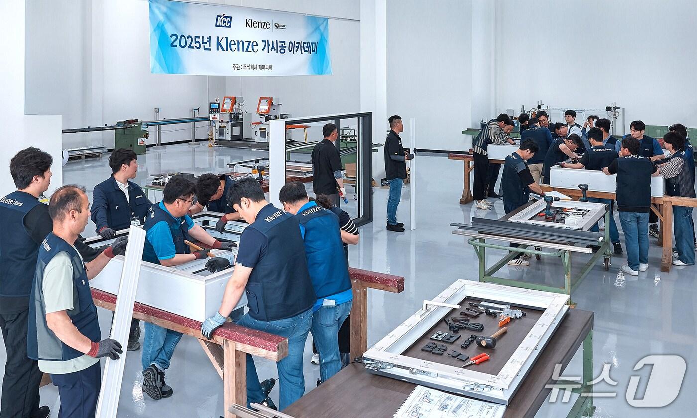 2025 Klenze 가시공 아카데미 시공 실습을 진행 장면 &#40;KCC 제공&#41;