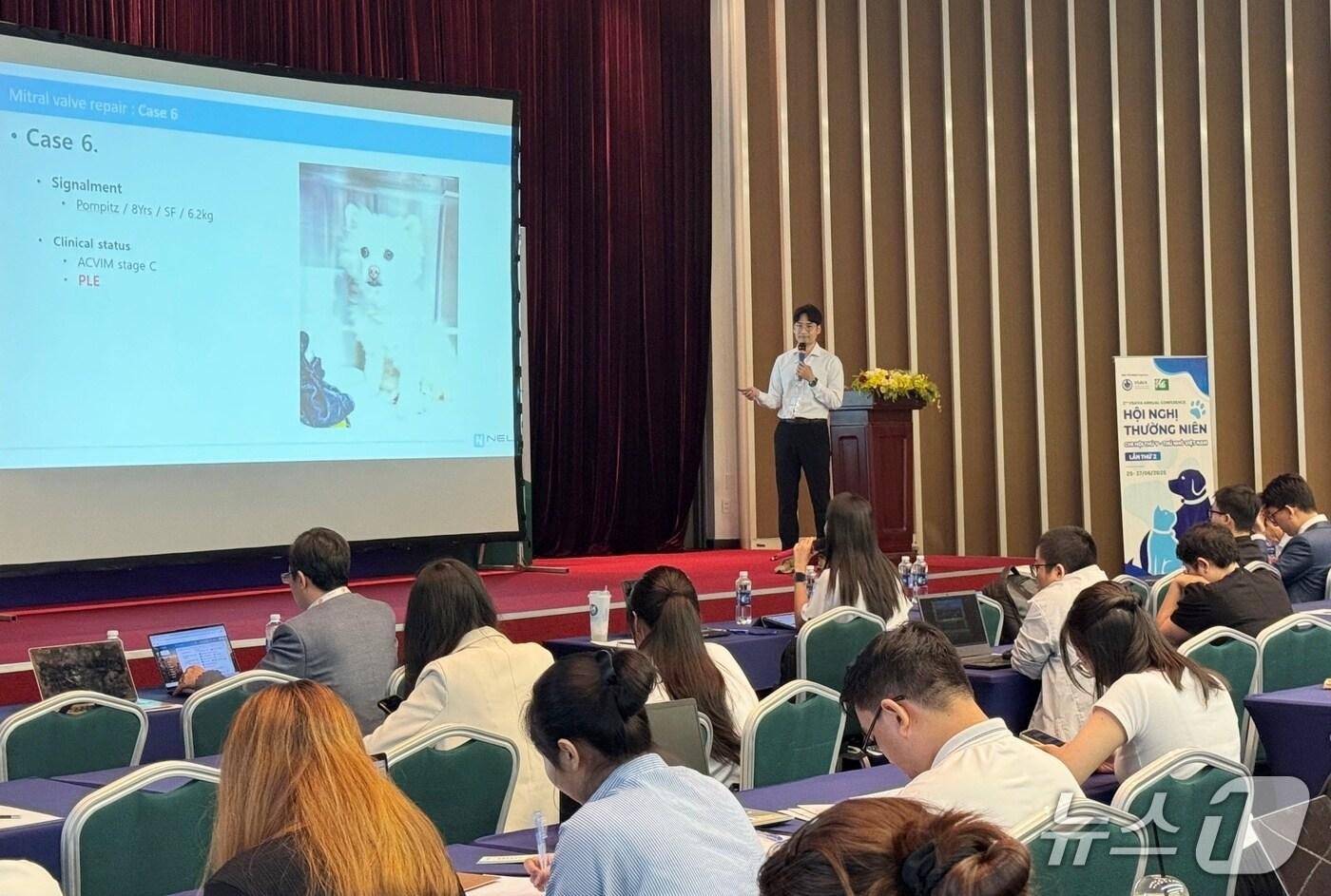 엄태흠 수의사가 베트남에서 강의를 하고 있다(넬동문의료재단 제공). ⓒ 뉴스1