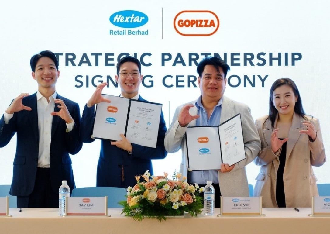 본문 이미지 - 고피자와 말레이시아 헥스타르 리테일이 마스터 라이센싱 계약을 체결했다. &#40;왼쪽부터&#41; 임재형 고피자 글로벌사업본부장, 임재원 대표, 헥스타르 리테일 Eric Vo Managing Director, Vicca Ng COO. &#40;고피자 제공&#41;