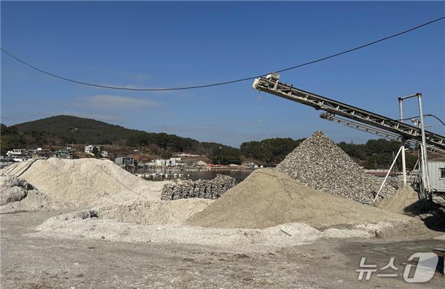 본문 이미지 - 굴 패각 재활용 공장(한국어촌어항공단 제공)