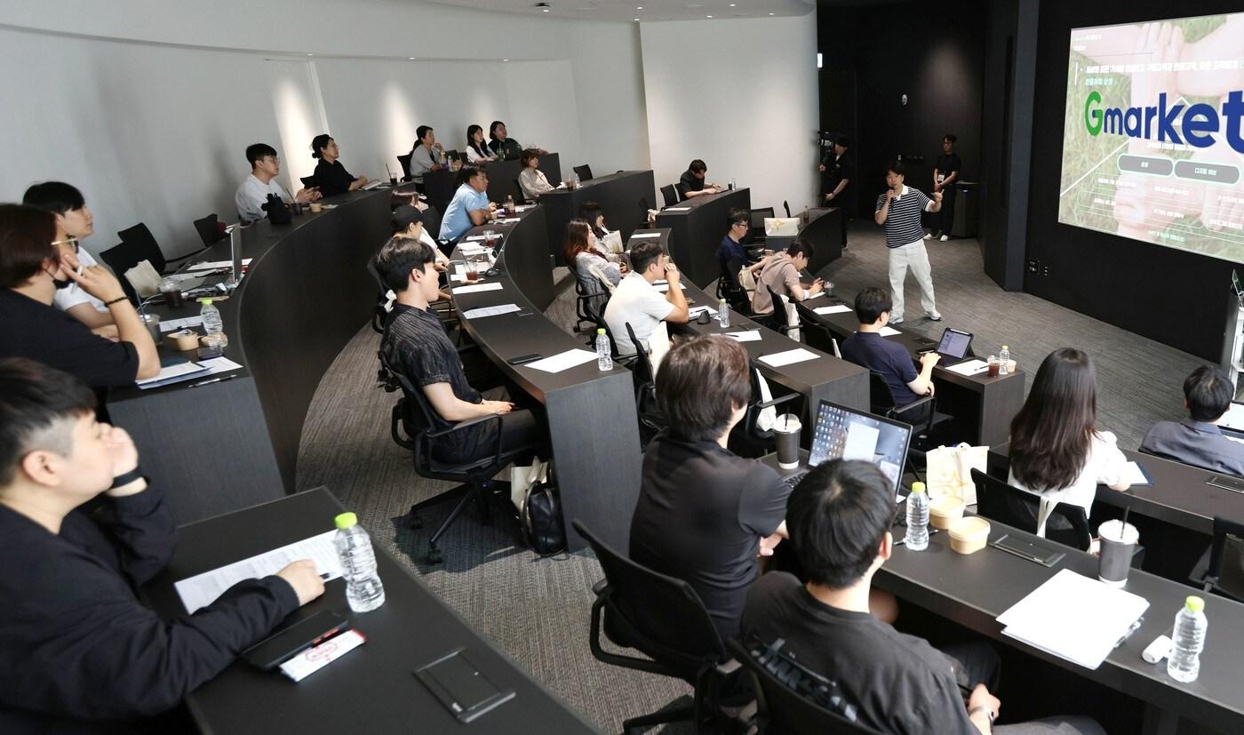 지난달 30일 서울 중구 신세계 남산 연수원에서 G마켓이 진행한 '상생교육'에서 셀러들이 강연을 듣고 있다(G마켓 제공).