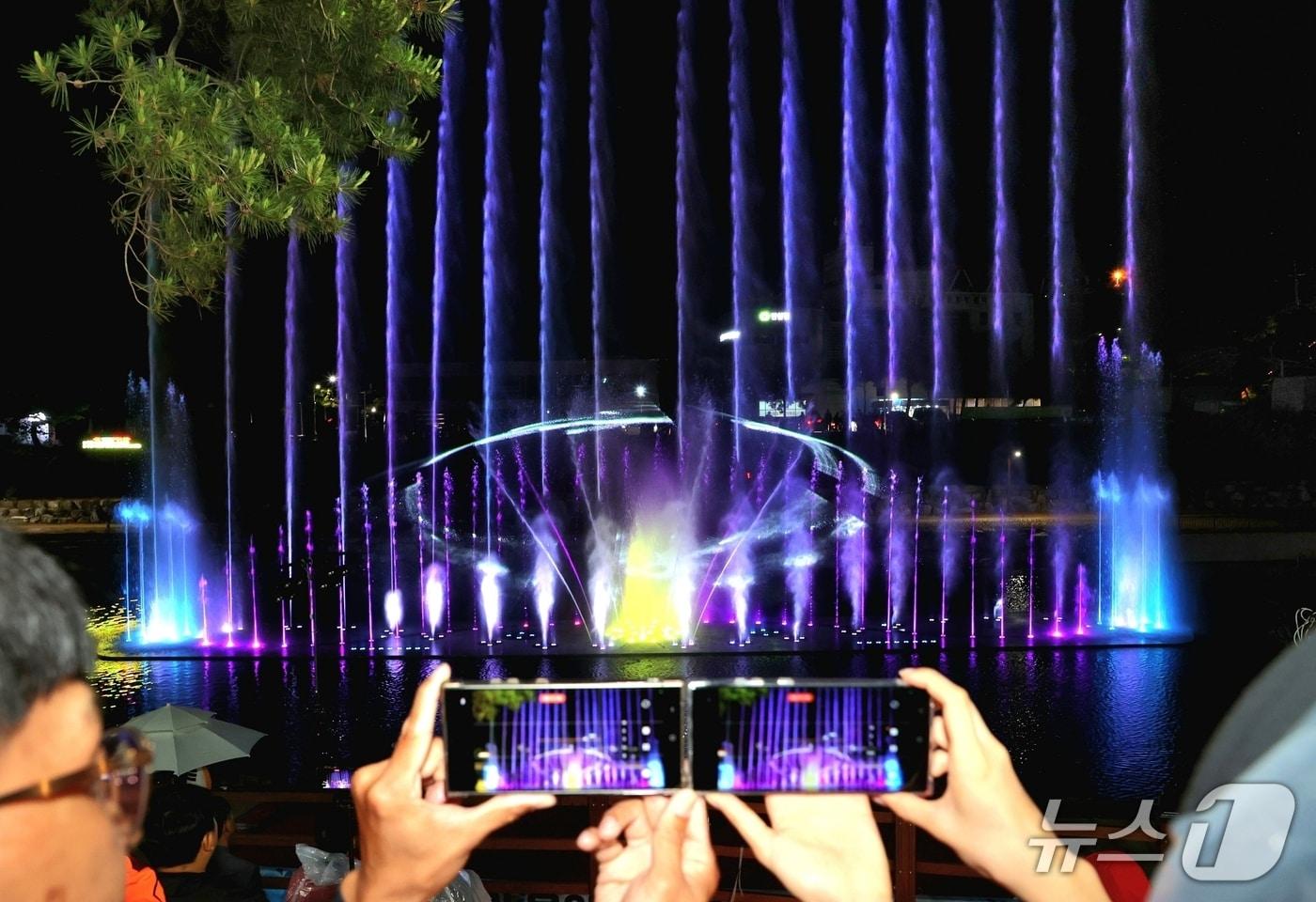 충북 괴산군의 자연울림 음악분수에서 한 관람객이 사진을 촬영하고 있다.&#40;괴산군 제공, 재판매 및 DB금지&#41;/뉴스1