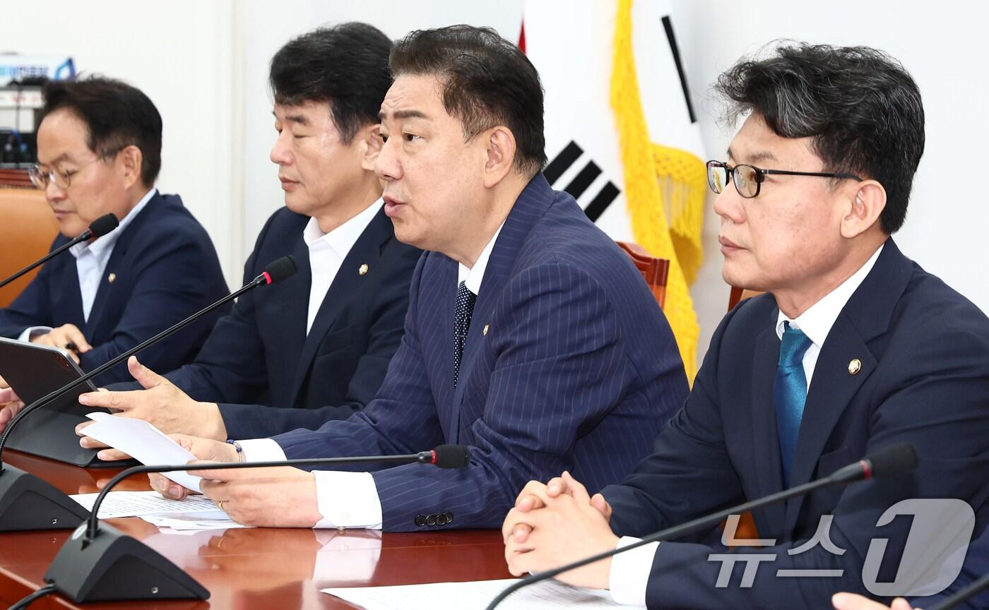 김병기 더불어민주당 대표 직무대행 겸 원내대표가 1일 오전 서울 여의도 국회에서 열린 원내대책회의에서 모두 발언을 하고 있다. 오른쪽부터 진성준 정책위의장, 김 원내대표, 문진석 원내수석부대표, 허영 원내정책수석부대표. 2025.7.1/뉴스1 ⓒ News1 김민지 기자