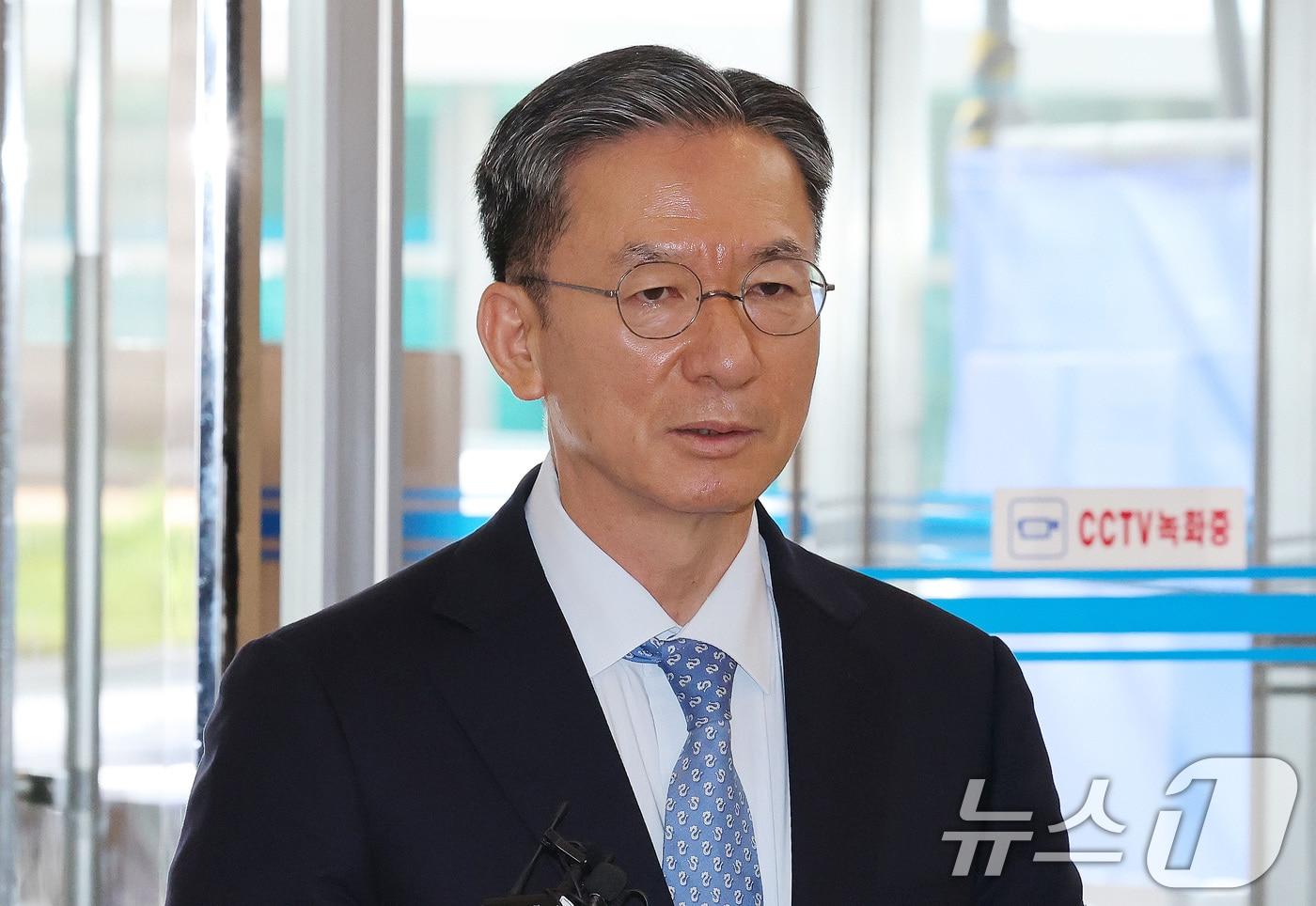 정성호 법무부 장관 후보자가 1일 오전 서울 종로구 적선현대빌딩에 마련된 인사청문회 준비 사무실로 출근하며 취재진의 질문에 답하고 있다./뉴스1 ⓒ News1 임세영 기자