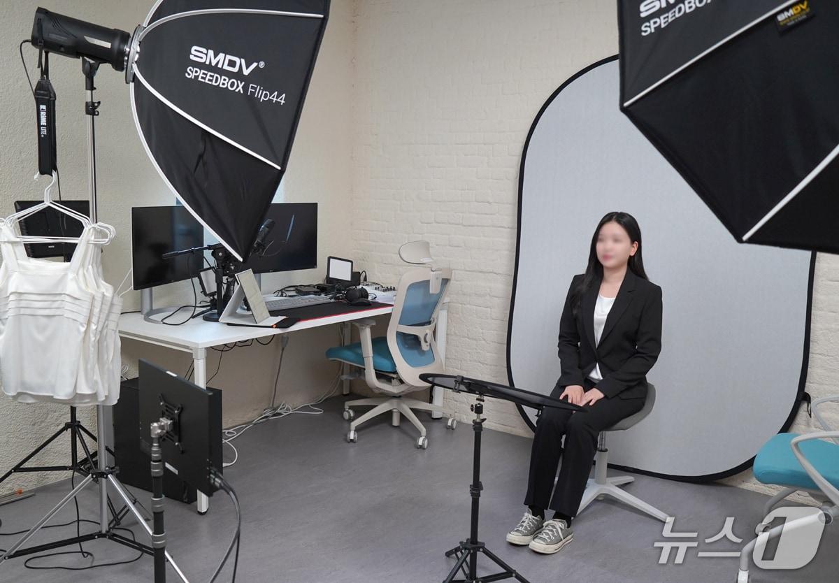 본문 이미지 - 지난해 실시된 청년도전지원사업 참가자가 면접용 프로필 촬영 지원을 받고 있다.(관악구 제공)