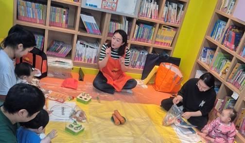 본문 이미지 -  파파덕 소속 교사가 웅진북클럽에서 수업을 진행하고 있다. (HLB글로벌 제공)