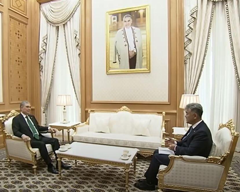 본문 이미지 - 정원주 대우건설 회장&#40;오른쪽&#41;이 투르크메니스탄을 방문해 국가최고지도자를 예방하고 있다.&#40;대우건설 제공&#41;