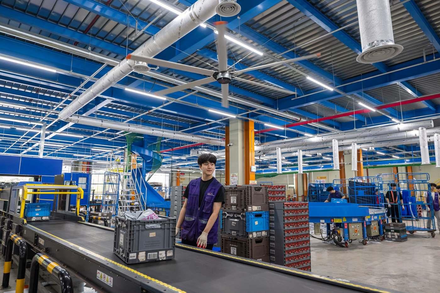 청주 서브허브 CLS 직원이 대형 파이프를 통해 나오는 에어컨 냉기 아래서 작업하고 있다(쿠팡로지스틱스서비스 제공).