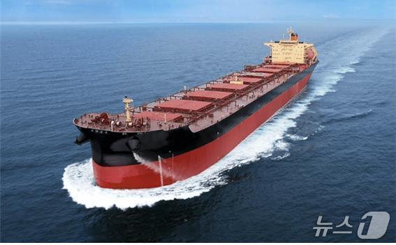 본문 이미지 - 아비커스(Avikus)사의 대형선박용 자율운항 솔루션 '하이나스(HINAS) 컨트롤'이 적용된 에이치라인해운 선박(출처: 에이치라인해운)