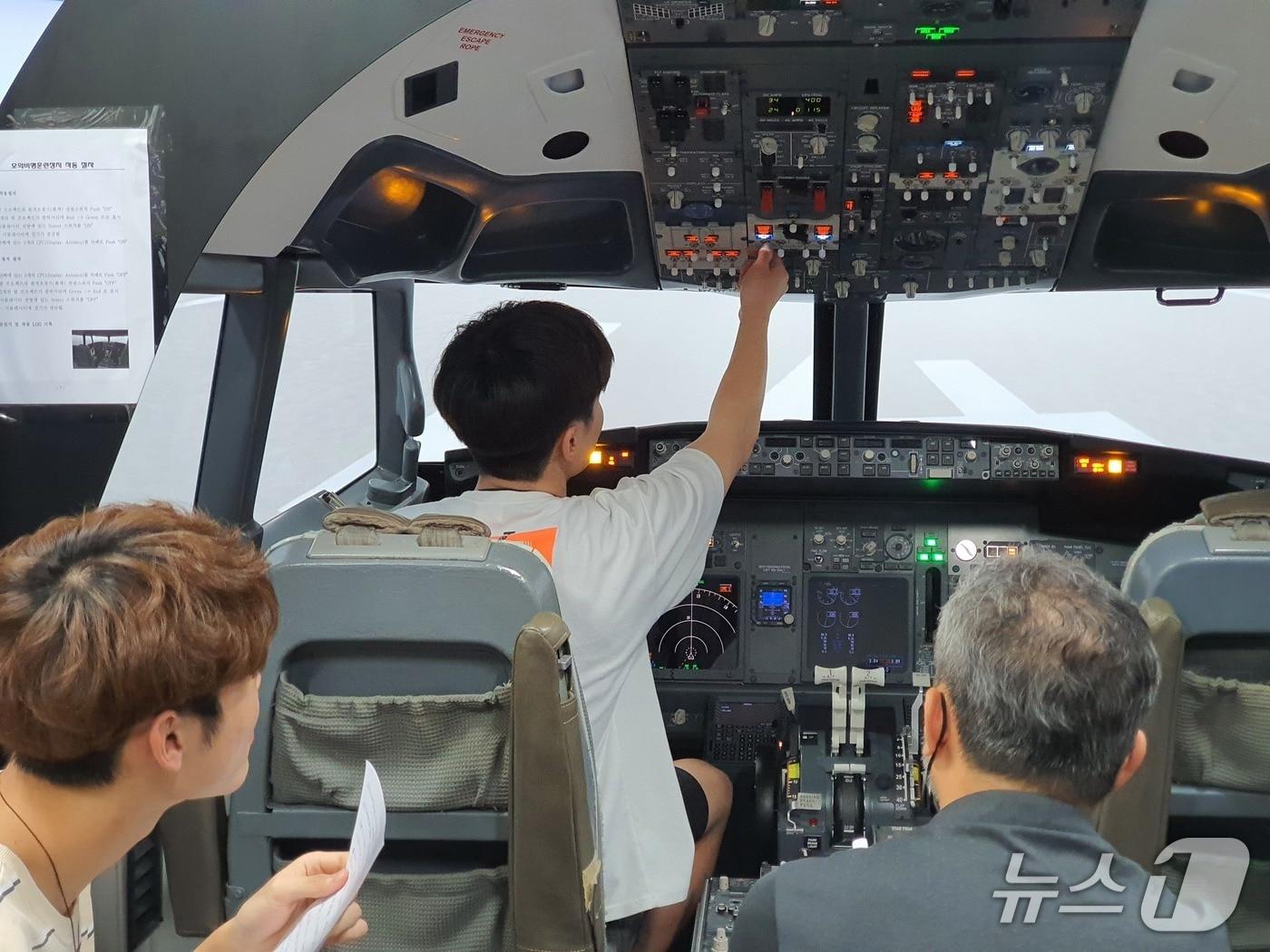 본문 이미지 -  극동대학교 항공정비학과가 높은 취업률 달성으로 주목받고 있다. 사진은 교육 모습.(극동대 제공. 재판매 및 DB금지)/뉴스1