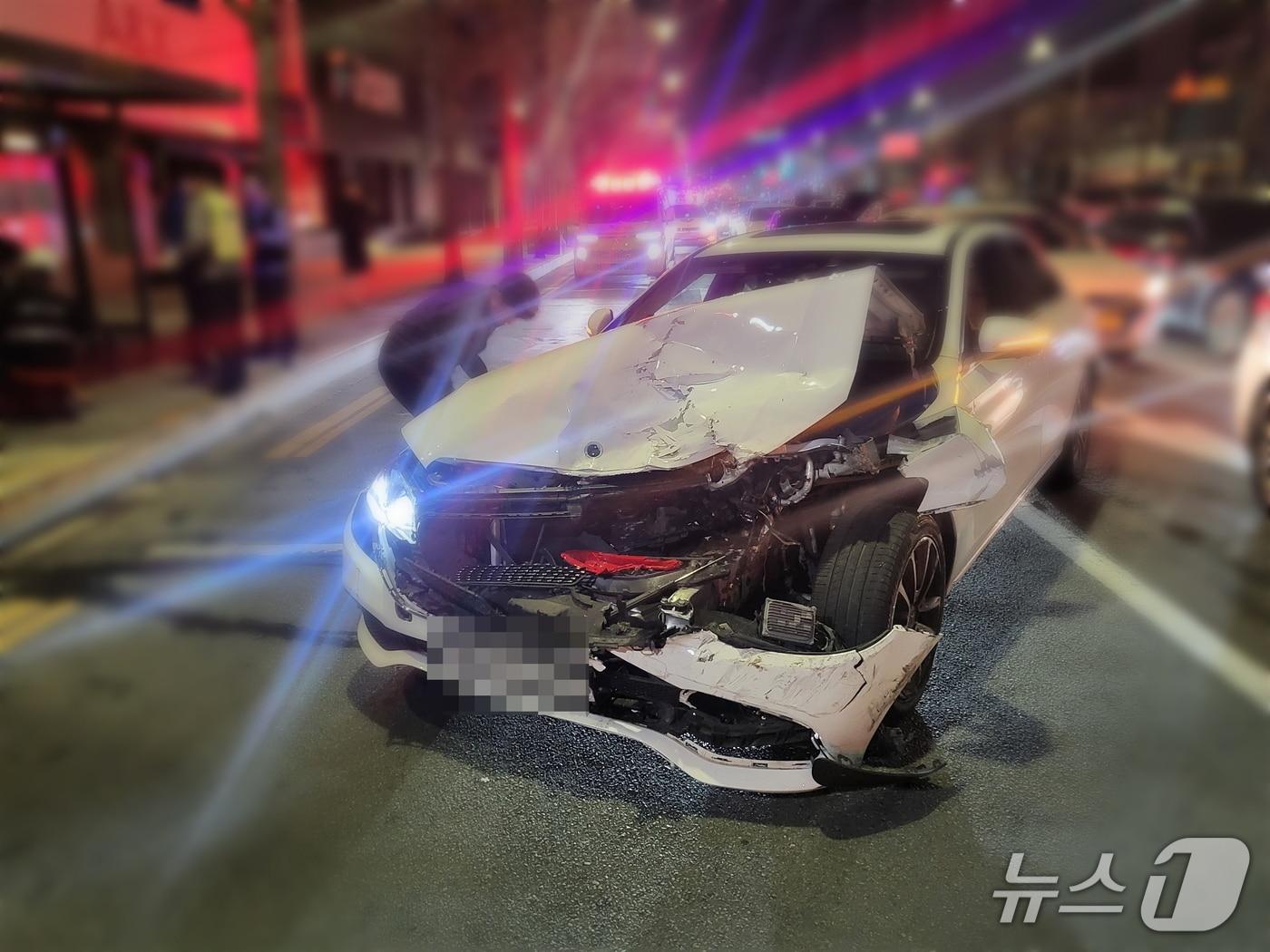 본문 이미지 - 사고 당시 파손된 벤츠 차량. (부산 동부경찰서 제공. 재판매 및 DB 금지)