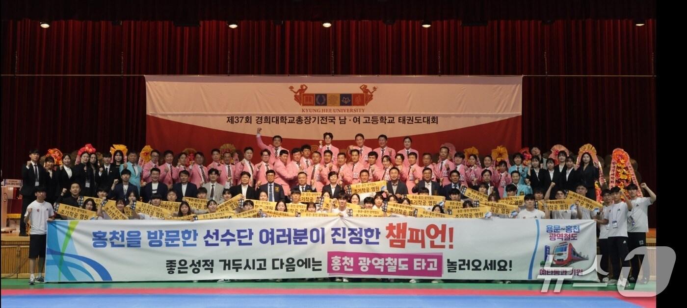 홍천군, ‘용문~홍천 광역철도 예타통과 기원’ 현수막 홍보 캠페인.(홍천군 제공. 재판매 및 DB금지)/뉴스1