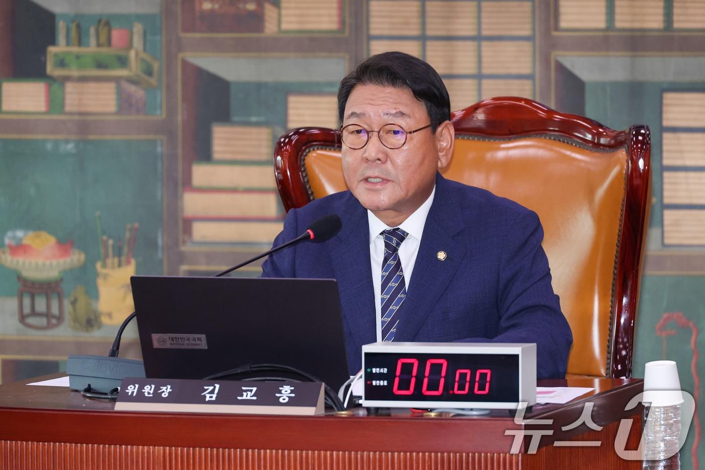 본문 이미지 - 김교흥 국회 문화체육관광위원회 위원장이 지난 7월 1일 오전 서울 여의도 국회에서 열린 제426회국회(임시회) 제2차 전체회의에서 인사말을 하고 있다. 2025.7.1/뉴스1 ⓒ News1 안은나 기자