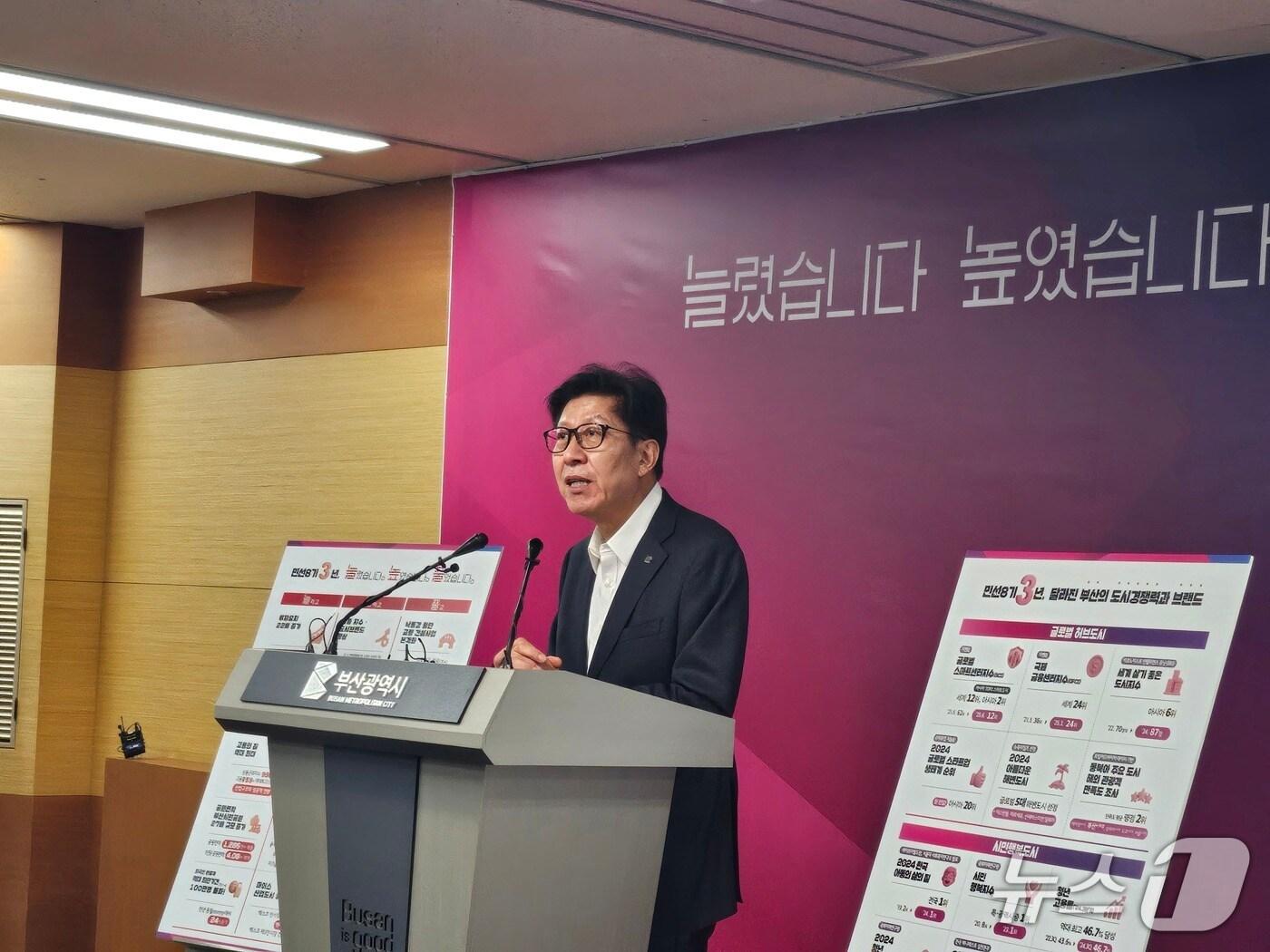 본문 이미지 - 박형준 부산시장이 1일 오전 부산시청 브리핑룸에서 취임3주년 기자회견을 하고 있다.2025.7.1.손연우 기자