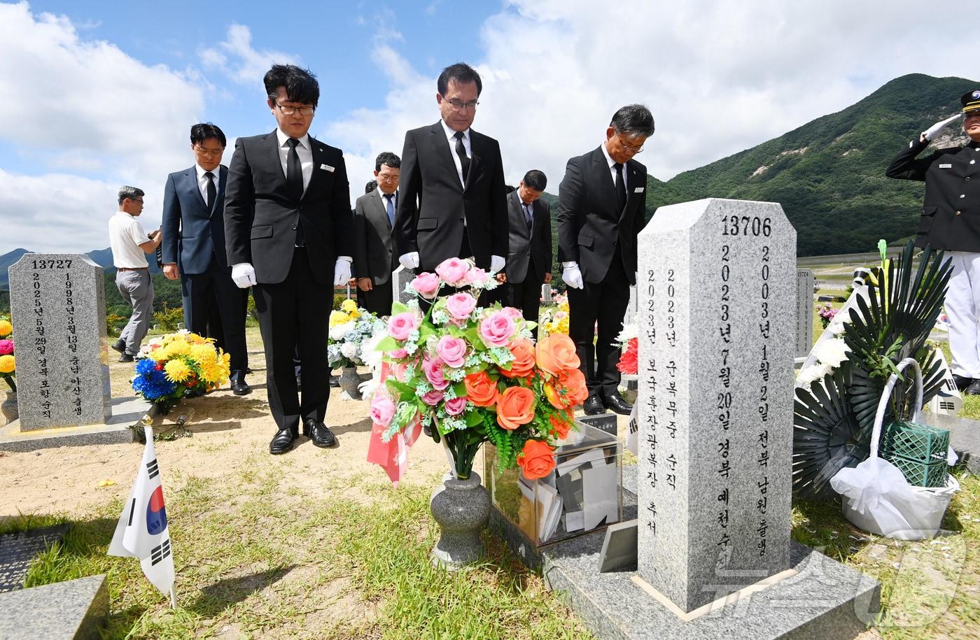 본문 이미지 - 이명현 순직해병대원 특별검사를 비롯한 특검팀이 1일 오전 대전 유성구 대전현충원 고 채수근 상병 묘소에서 참배하고 있다. (공동취재) 2025.7.1 ⓒ 뉴스1 김기태 기자