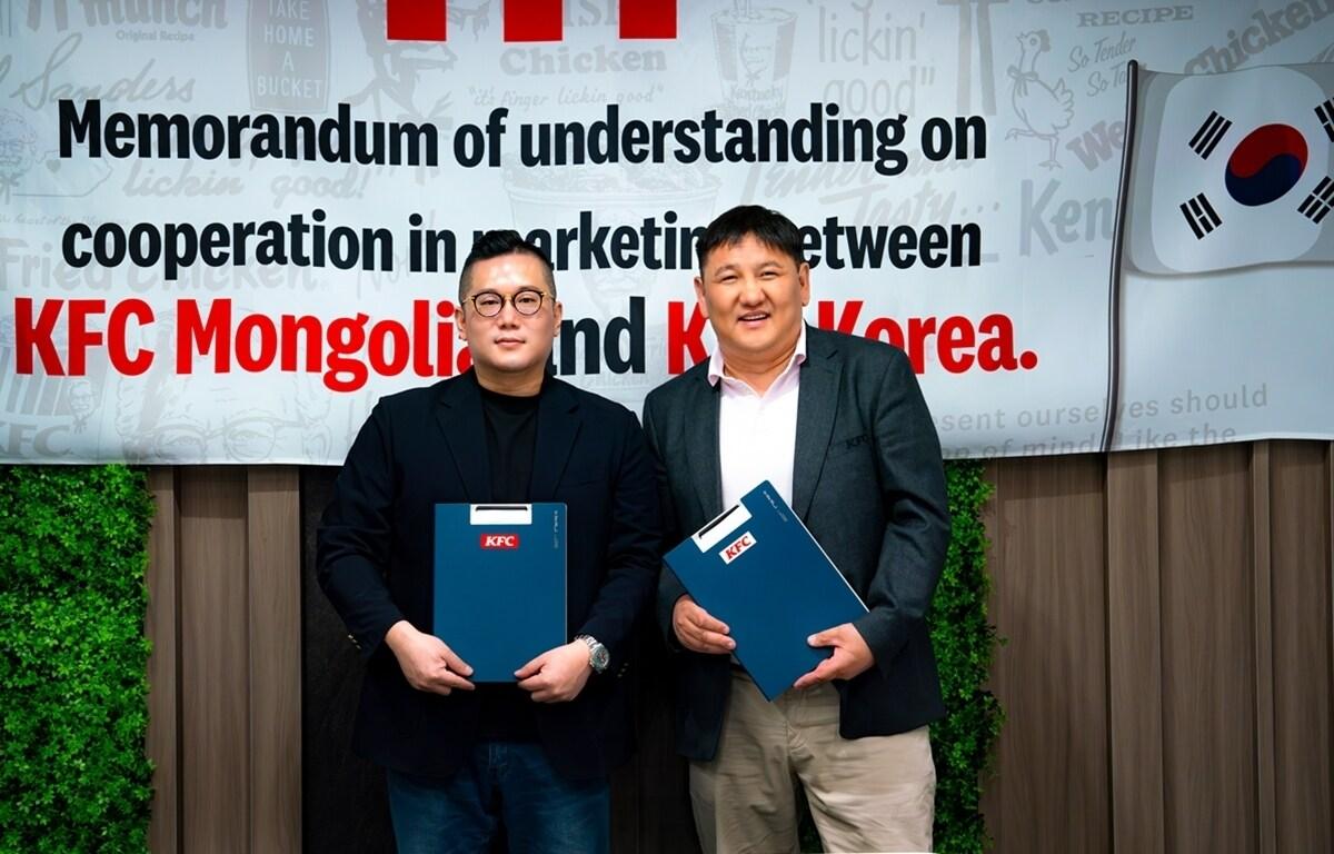 본문 이미지 - (왼쪽부터)KFC 코리아 신호상 대표와 KFC 몽골 CEO가 업무협약식에 참가했다.(KFC 코리아 제공)