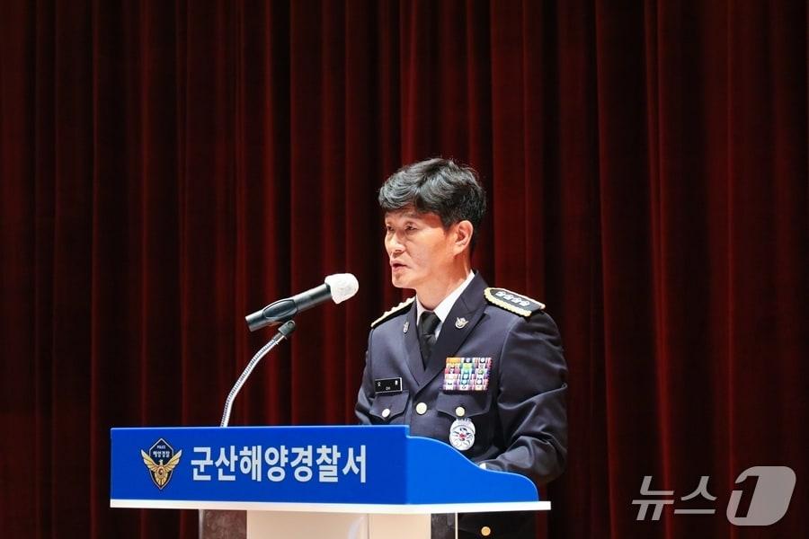 본문 이미지 - 오훈 군산해양경찰서장이 1일 직원들에게 취임 인사를 하고 있다.(군산해경 제공. 재판매 및 DB금지)
