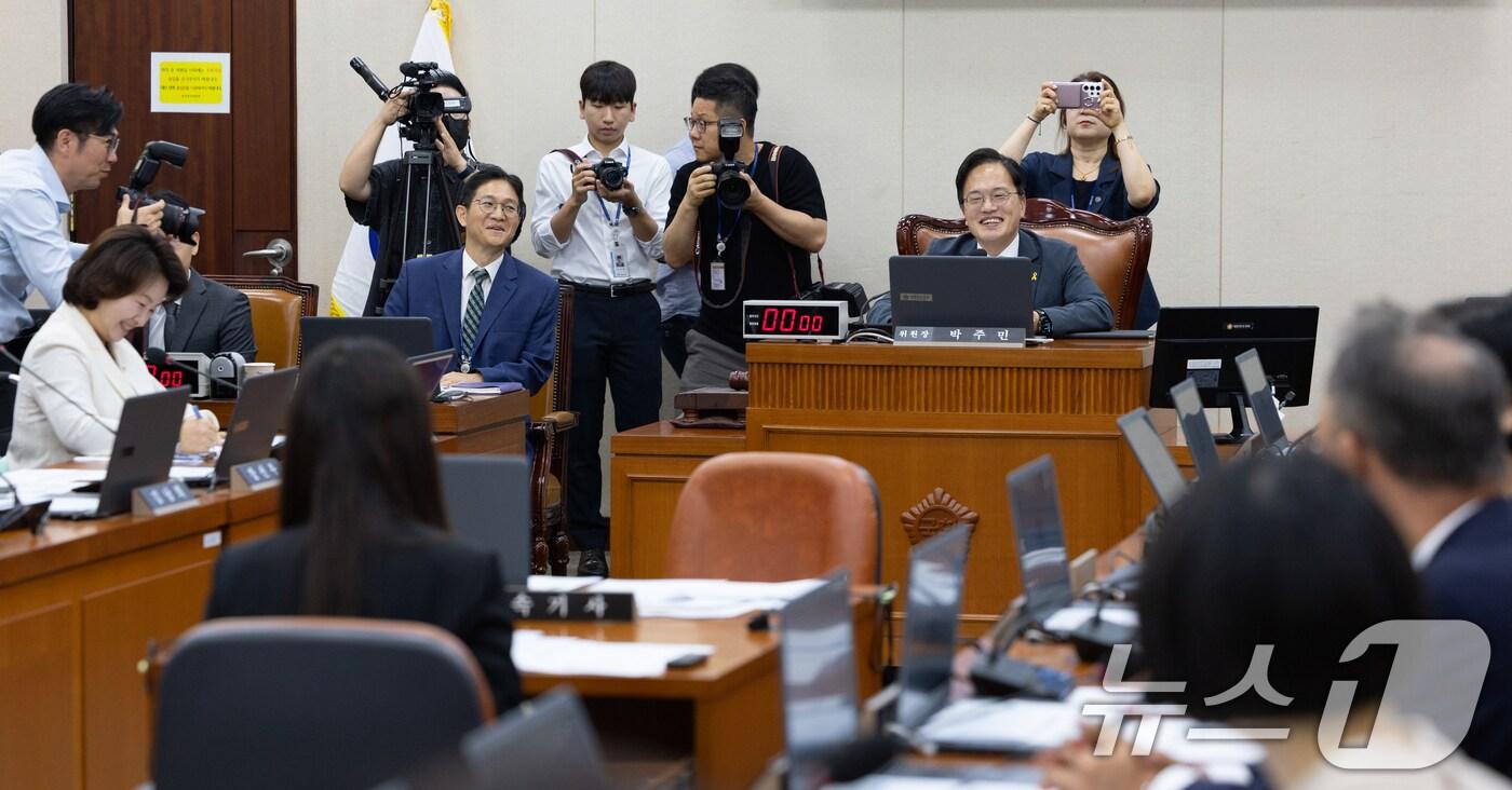 박주민 국회 보건복지위원장이 1일 서울 여의도 국회에서 열린 국회 보건복지위원회 전체회의를 주재하고 있다. 2025.7.1/뉴스1 ⓒ News1 이승배 기자