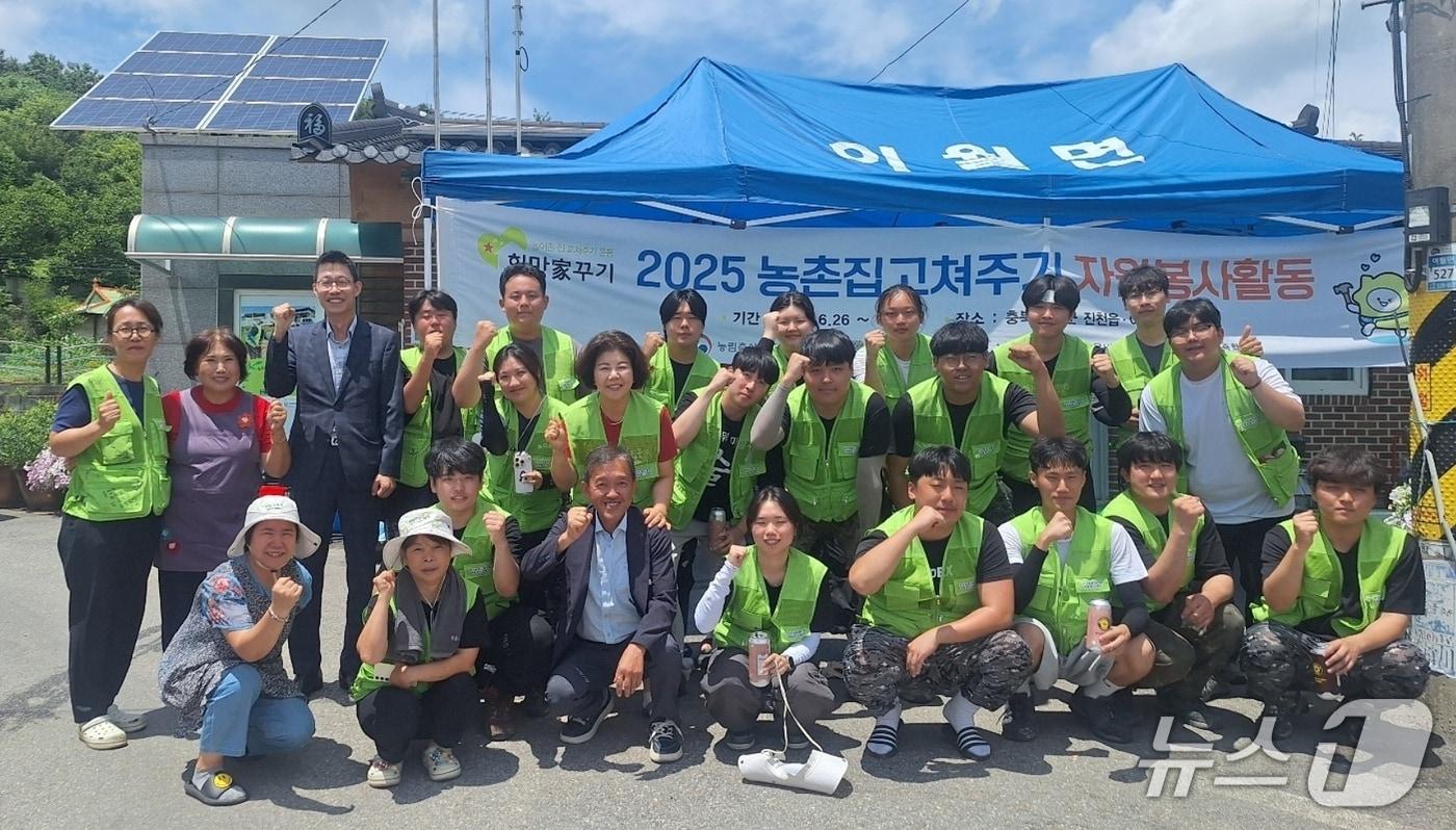 충북 진천군은 지난달 26일부터 5일간 안전하고 위생적인 주거환경을 마련하기 위한 '농촌 취약계층 주거개선 사업'을 펼쳤다.(진천군 제공, 재판매 및 DB금지)/뉴스1