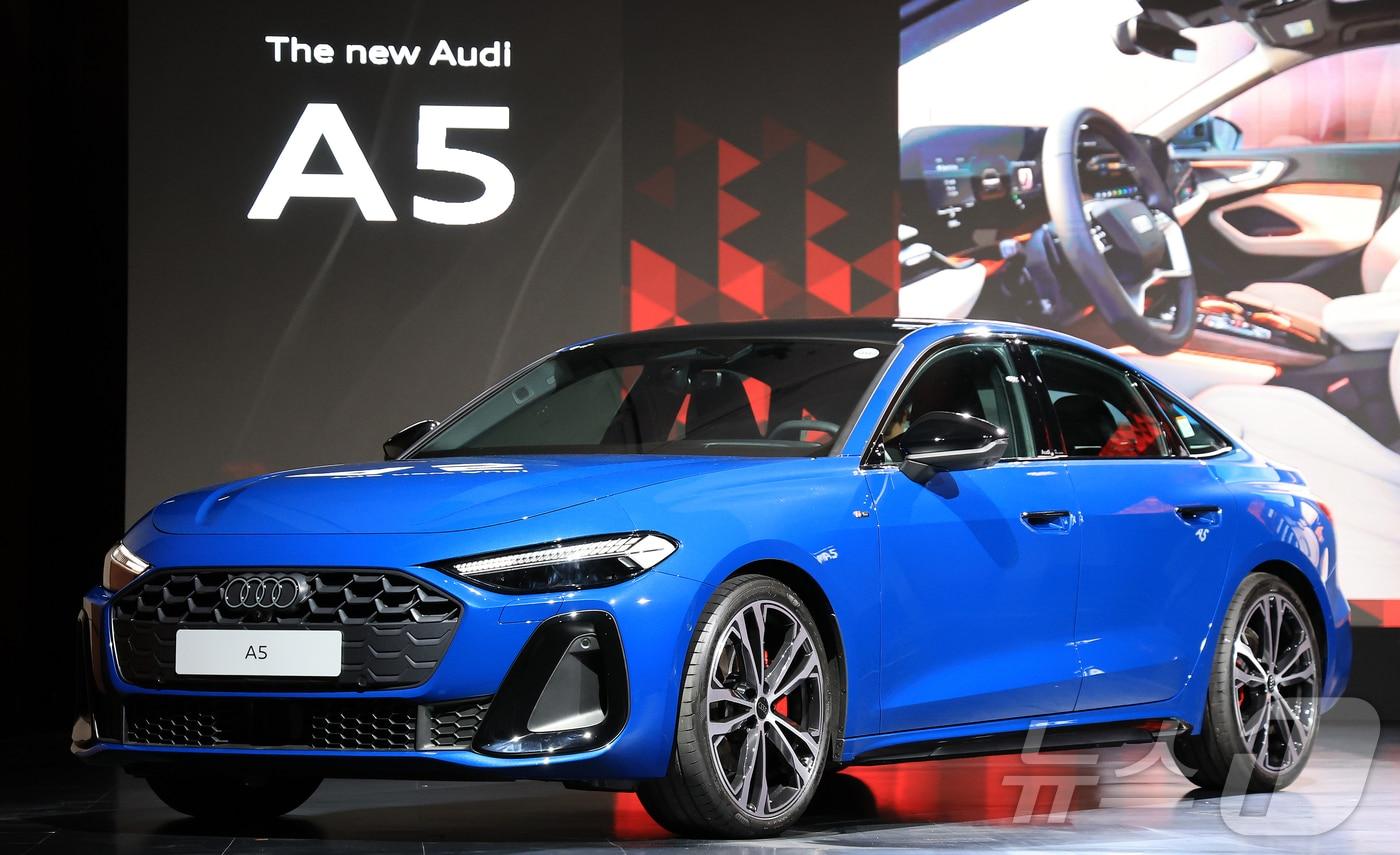 지난달 1일 서울 영등포구 여의도 콘래드 서울 호텔 그랜드볼룸에서 열린 아우디코리아 신차 공개 행사에서 아우디 신형 중형 세단 '더 뉴 아우디 A5'가 공개된 모습. 2025.7.1/뉴스1 ⓒ News1 김진환 기자