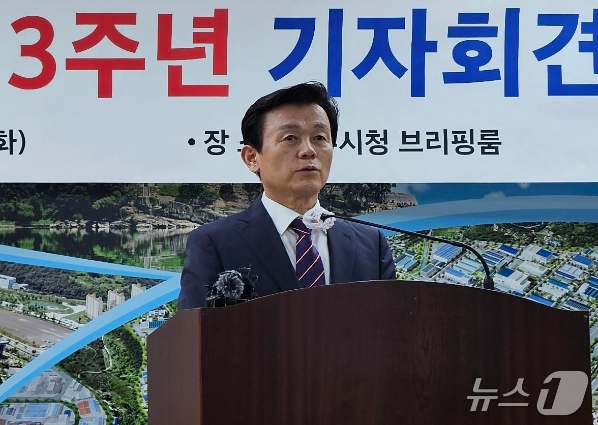 본문 이미지 - 조규일 진주시장이 1일 진주시청 브리핑룸에서 민선 8기 3주년 기자회견을 하고 있다. 2025.7.1/뉴스1 한송학기자