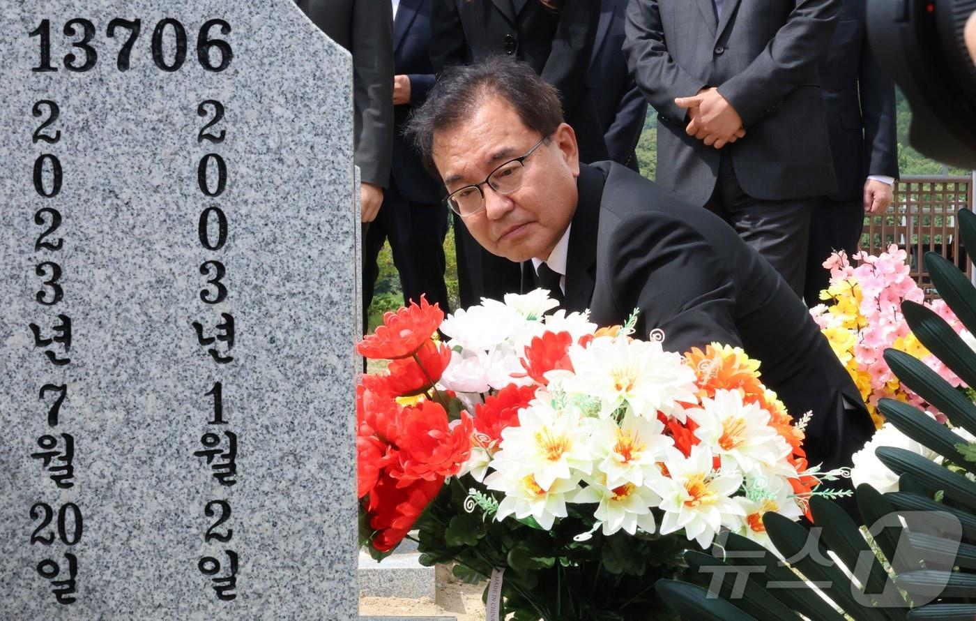 해병대원 순직사건 관련 의혹을 수사하는 이명현 특별검사가 지난 7월 고&#40;故&#41; 채수근 상병이 안장된 국립대전현충원을 찾아 참배했다. 2025.7.1/뉴스1 ⓒ News1 김기태 기자&#40;공동취재&#41; 